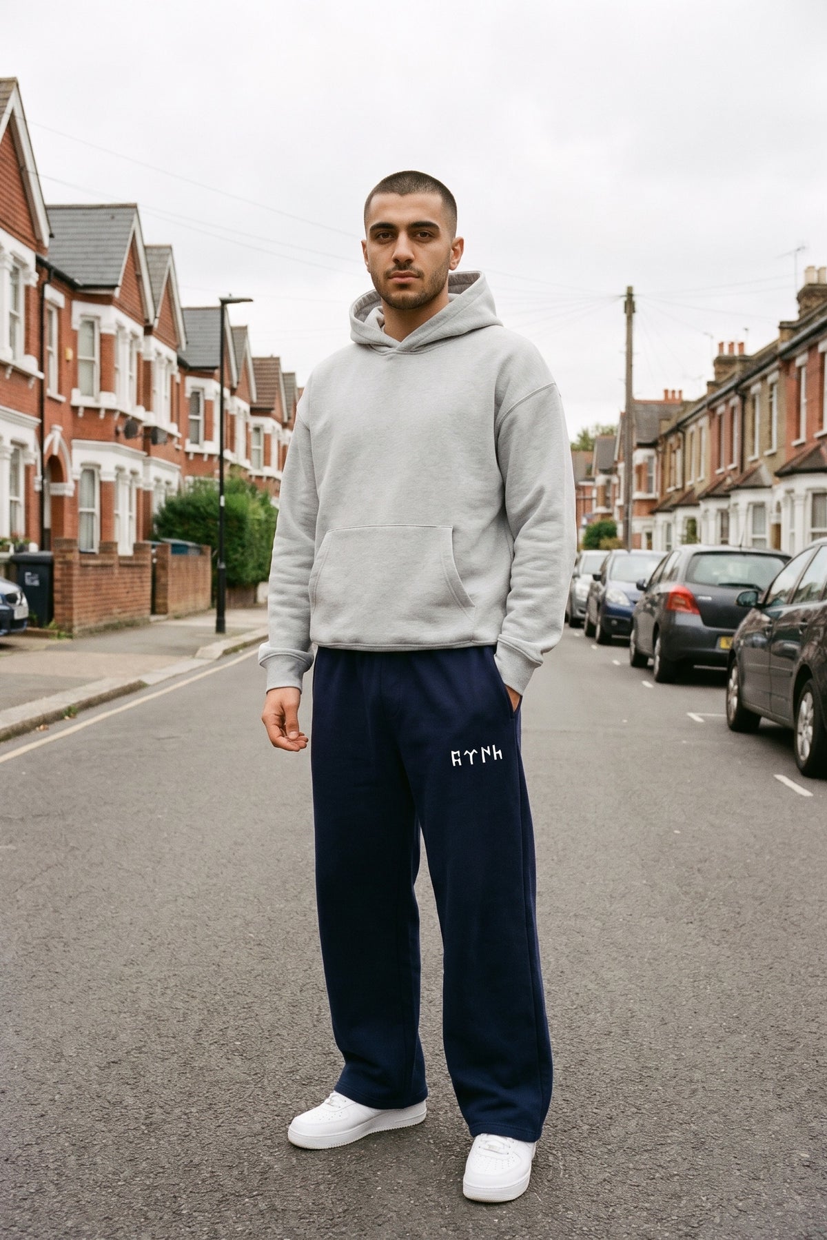 Göktürk Oversized Jogger in Heather Grey – getragen im Studio