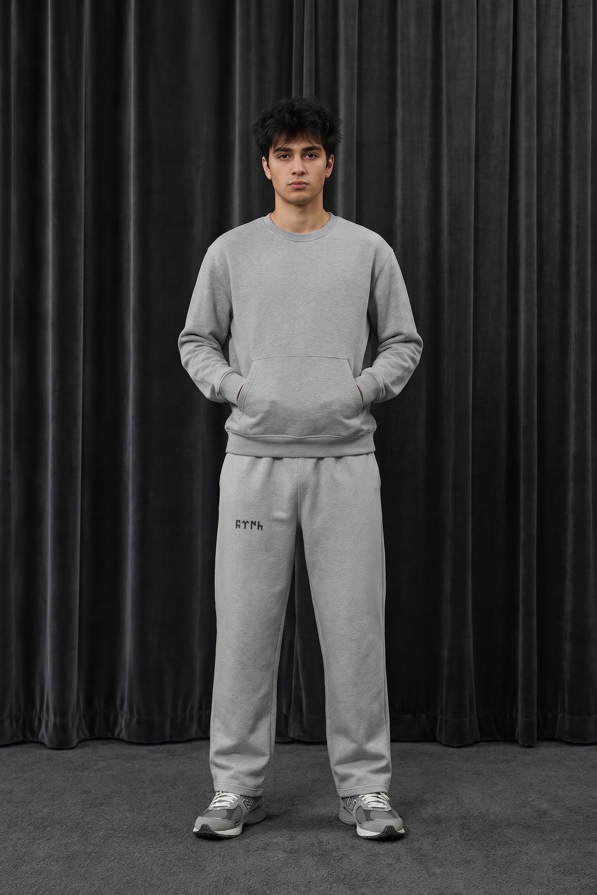 Göktürk Oversized Jogger in Heather Grey – getragen im Studio
