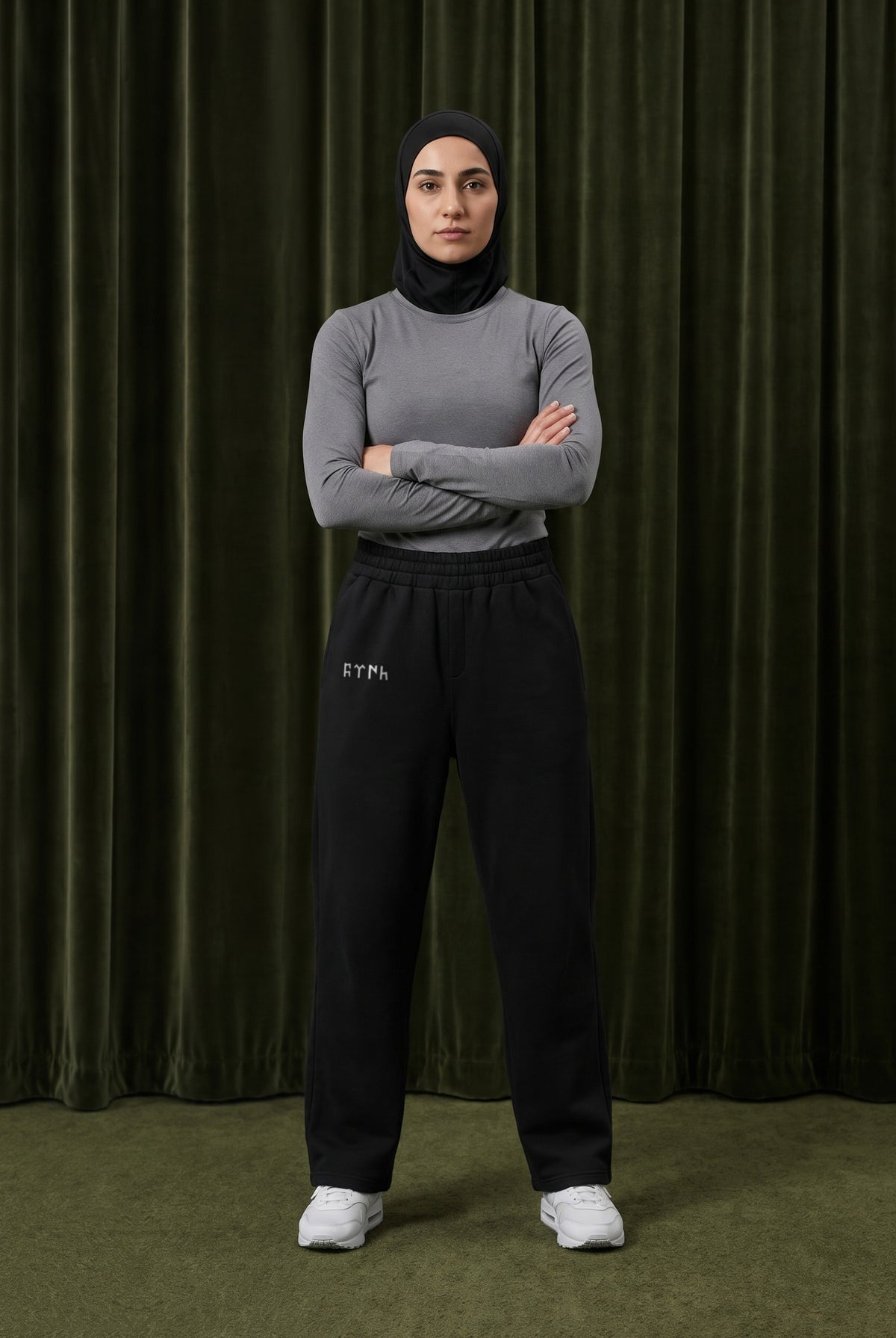 Göktürk Oversized Jogger in Schwarz – getragen im Studio