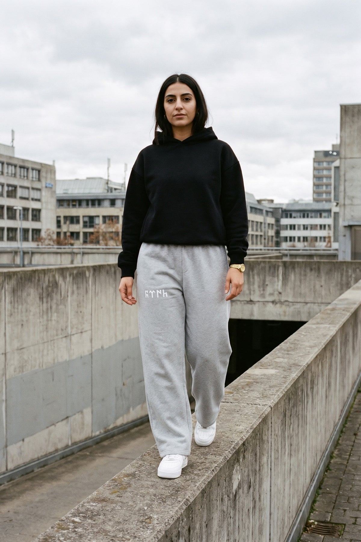 Göktürk Oversized Jogger in Schwarz – getragen im Studio