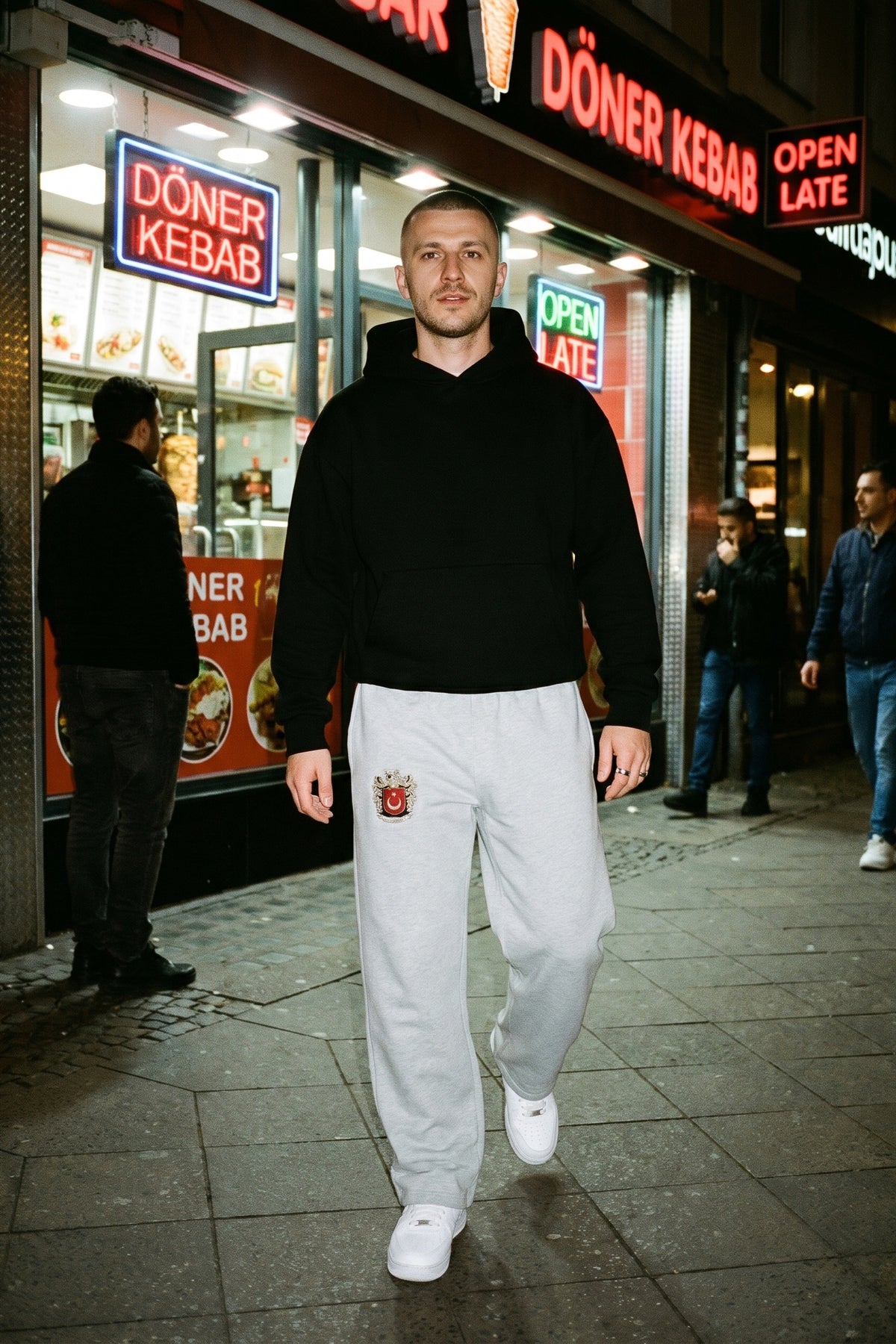 Göktürk Oversized Jogger in Heather Grey – getragen im Studio