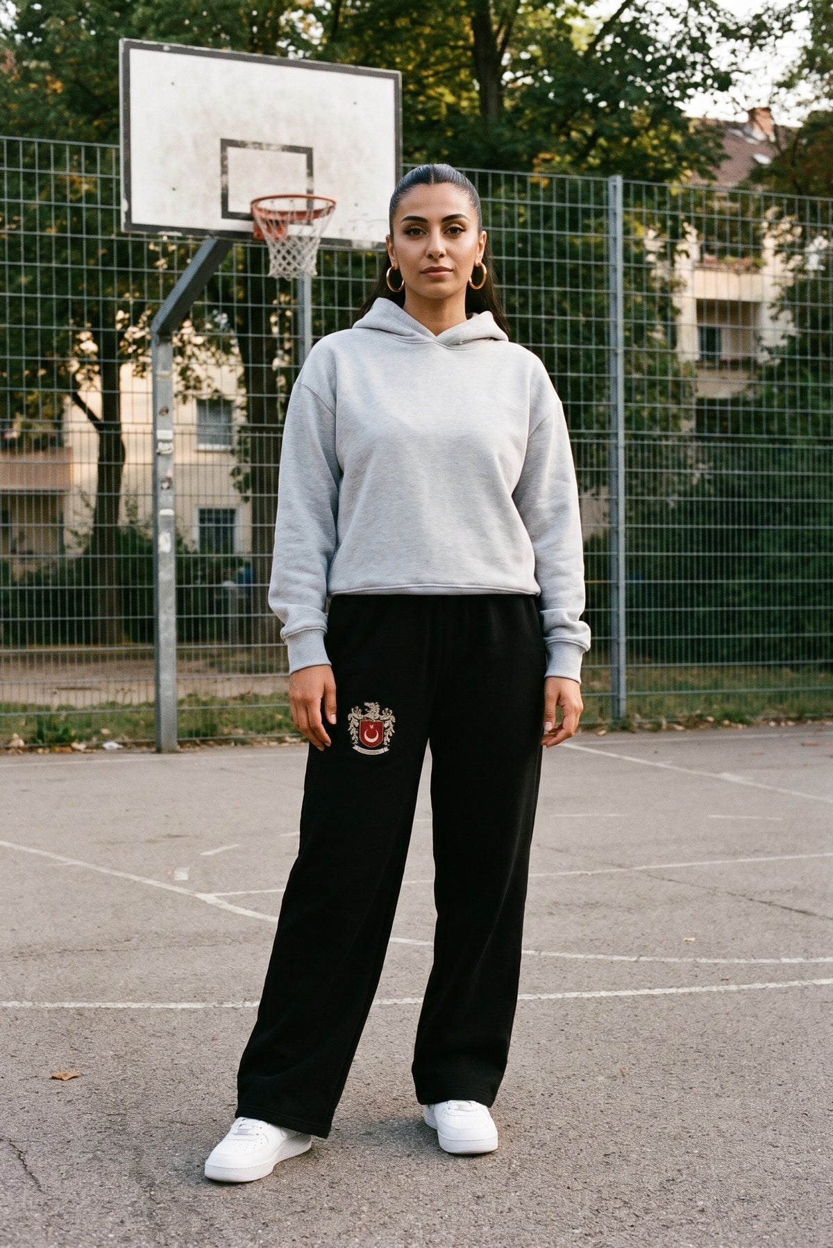 Göktürk Oversized Jogger in Schwarz – getragen im Studio