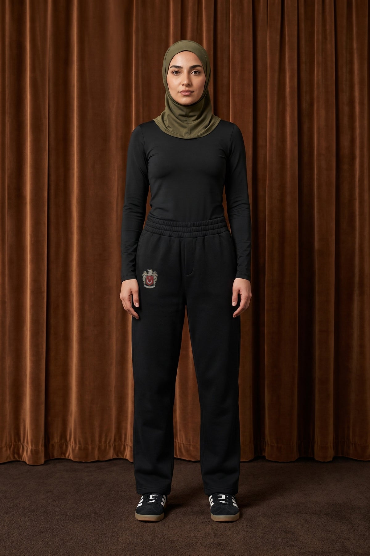 Göktürk Oversized Jogger in Schwarz – getragen im Studio
