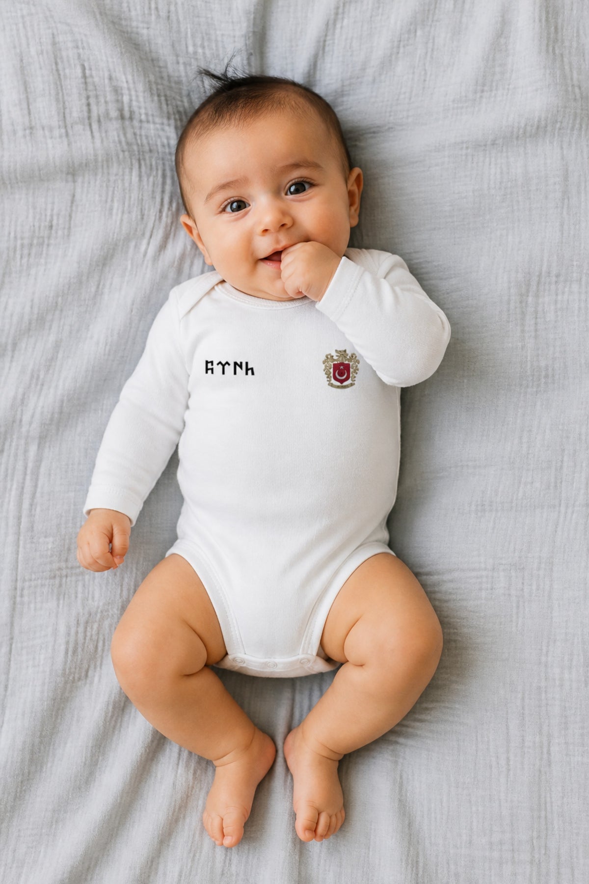 REALSTIL Göktürk Bio-Babybody – getragen, Weiß