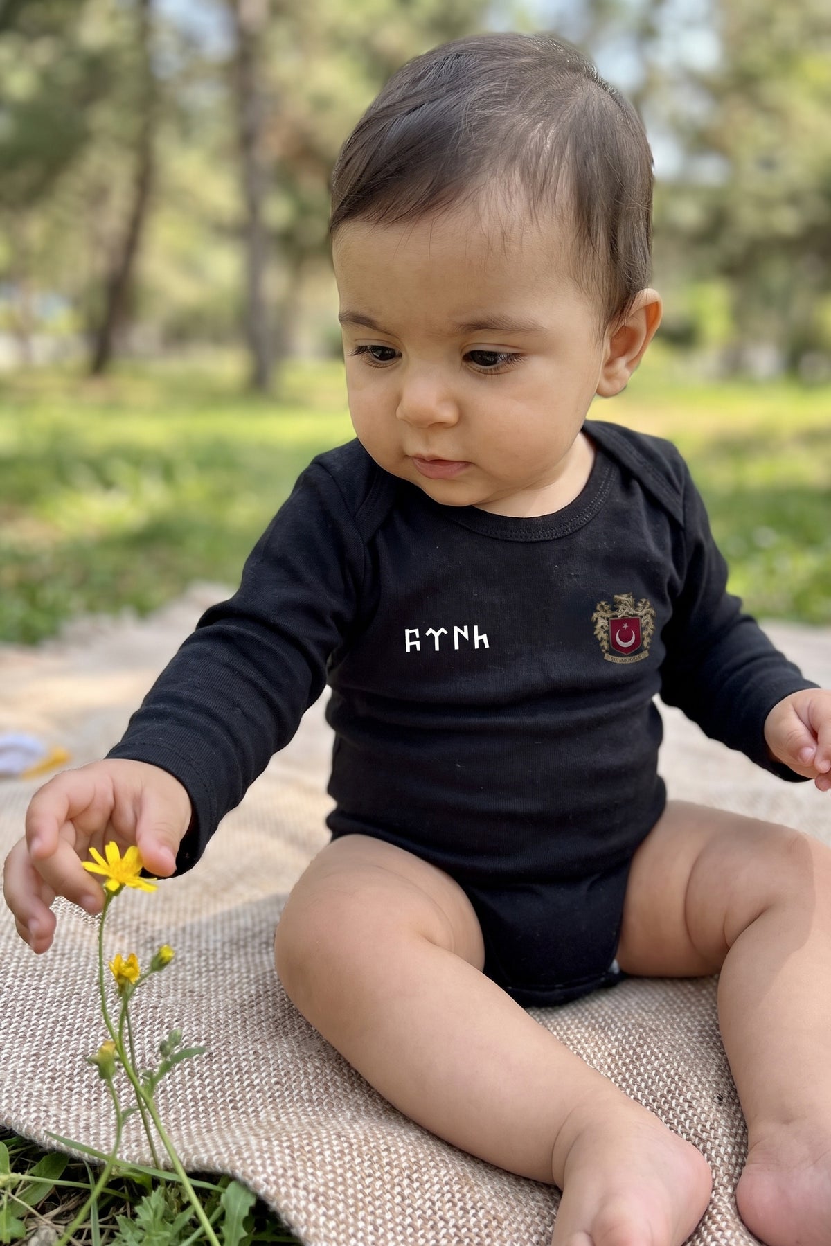 Göktürk Bio-Babybody Langarm – Baby trägt den Body