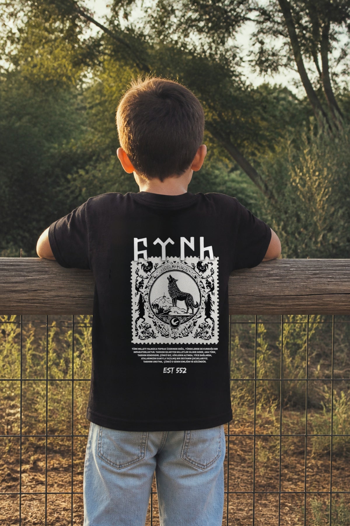 Göktürk Kids T-Shirt – Kind trägt das Shirt, Rückenprint