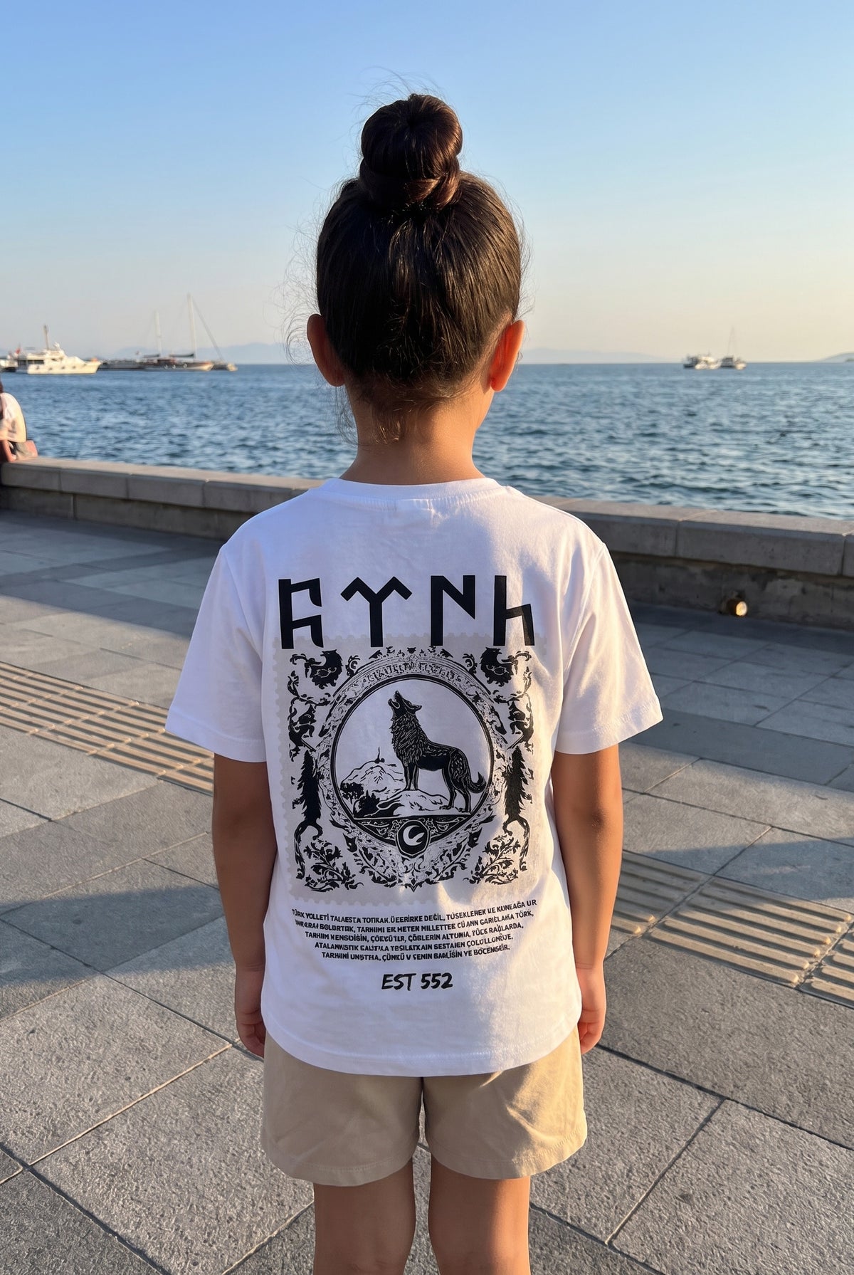 Göktürk Kids T-Shirt – Kind trägt das Shirt, Rückenprint