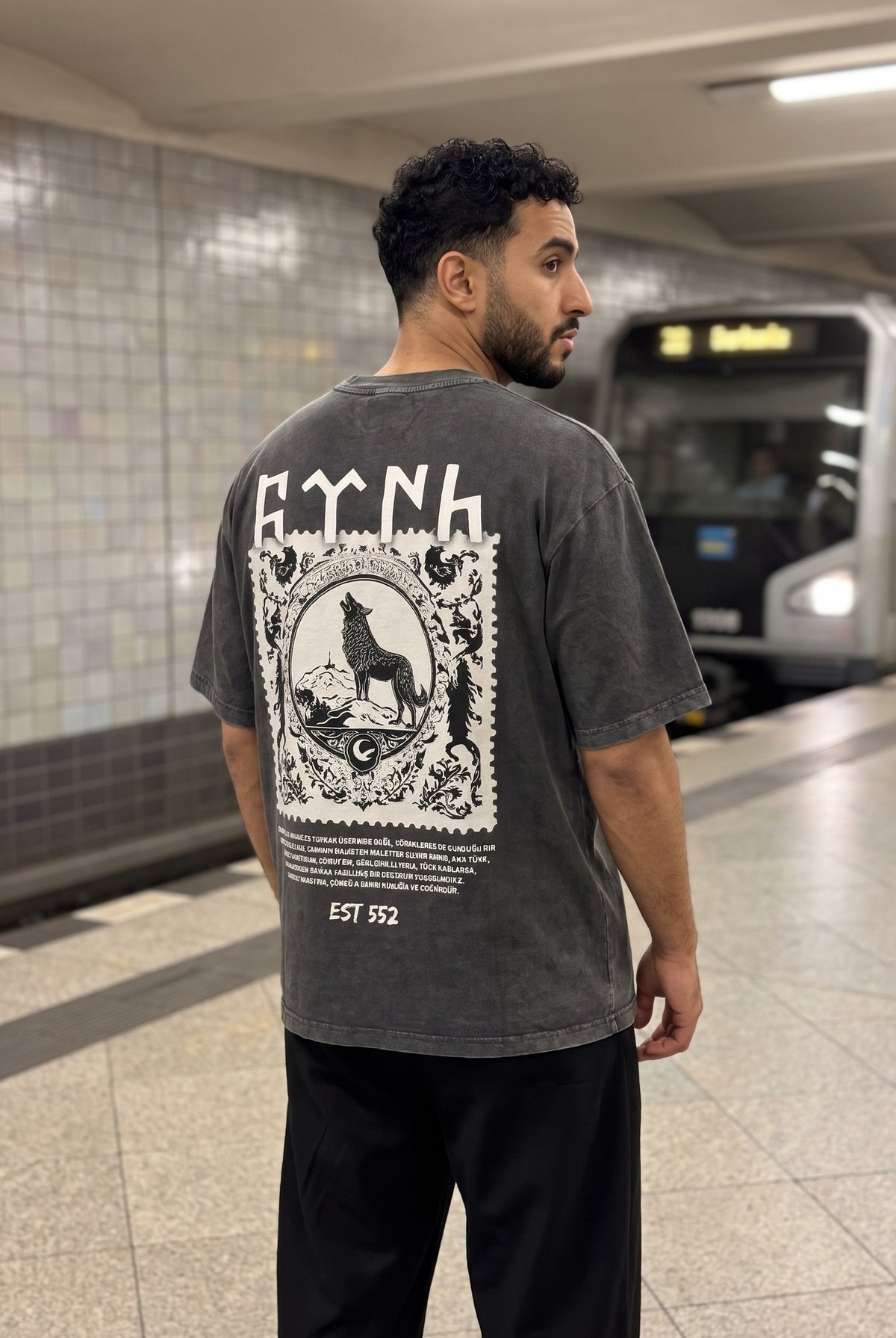 Göktürk Kut Washed T-Shirt in Washed Black – Model-Foto Herren, Rückenprint