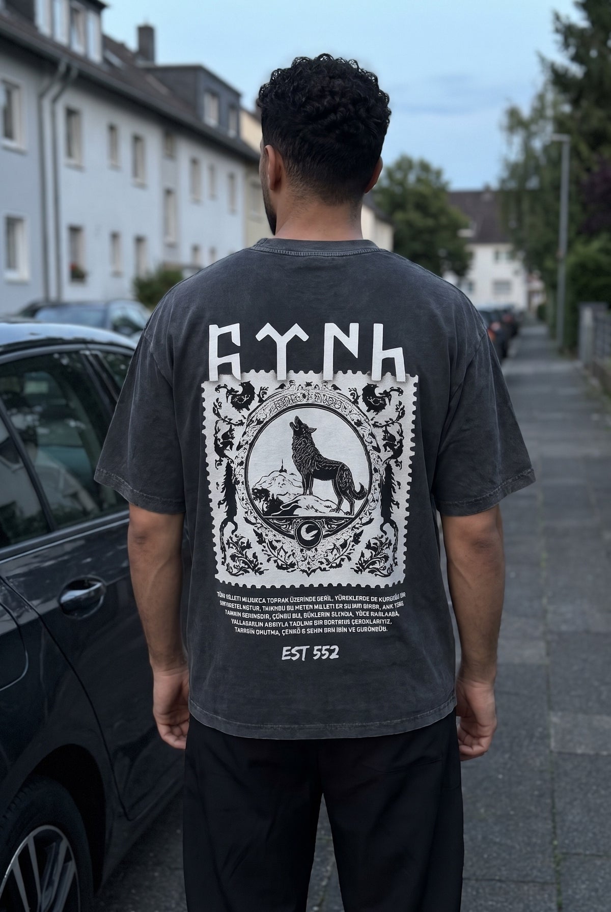 Göktürk Kut Washed T-Shirt in Washed Black – Model-Foto Herren, Nahaufnahme Rückenprint