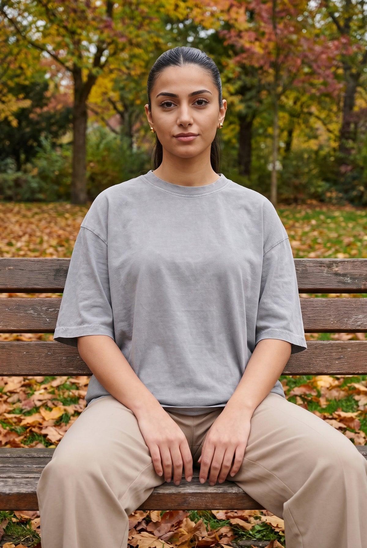 Göktürk Kut Washed T-Shirt in Washed Grey – Model-Foto Damen, schlichte Vorderseite