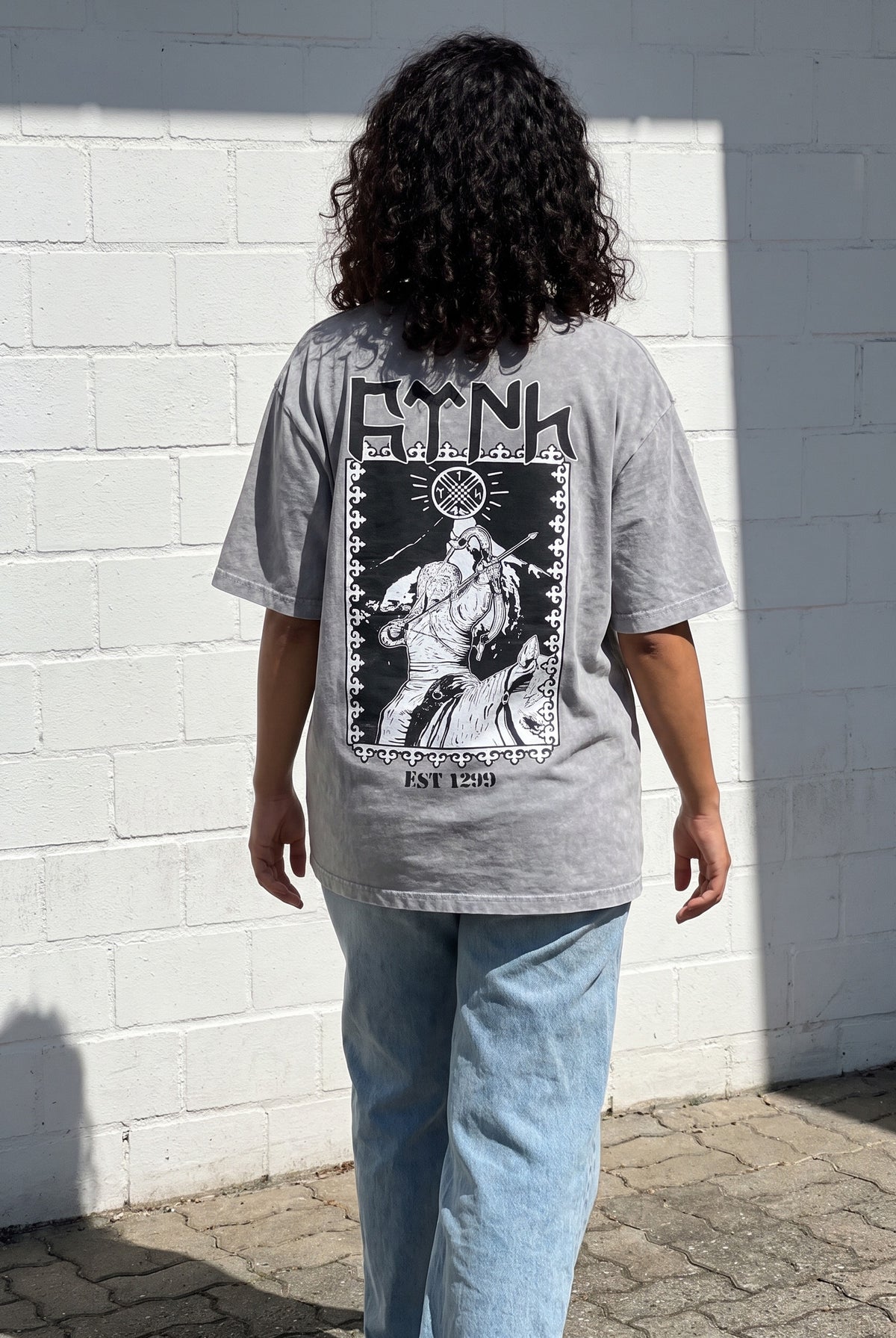 Göktürk Orhun Washed T-Shirt in Washed Grey – Model-Foto Damen, Rückenprint