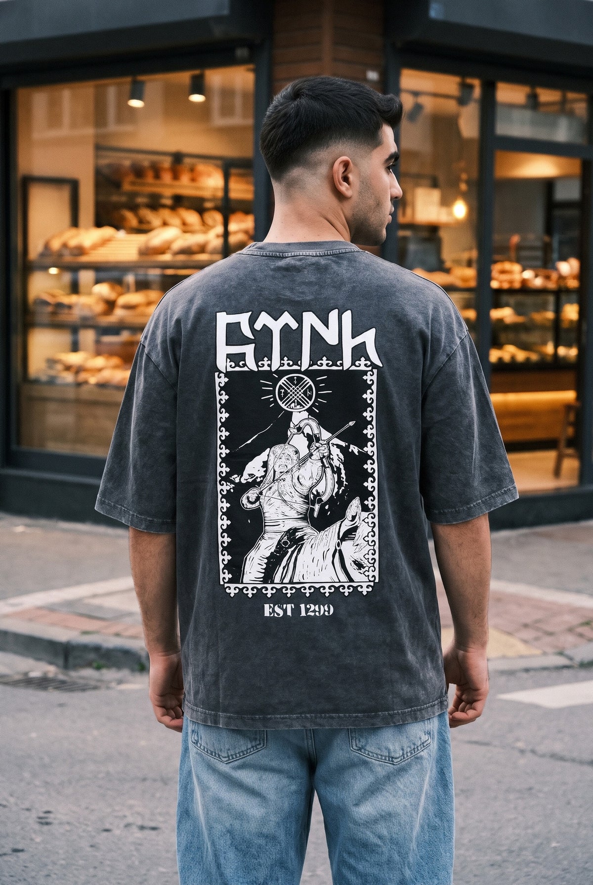 Göktürk Orhun Washed T-Shirt in Washed Black – Model-Foto Herren, Rückenprint