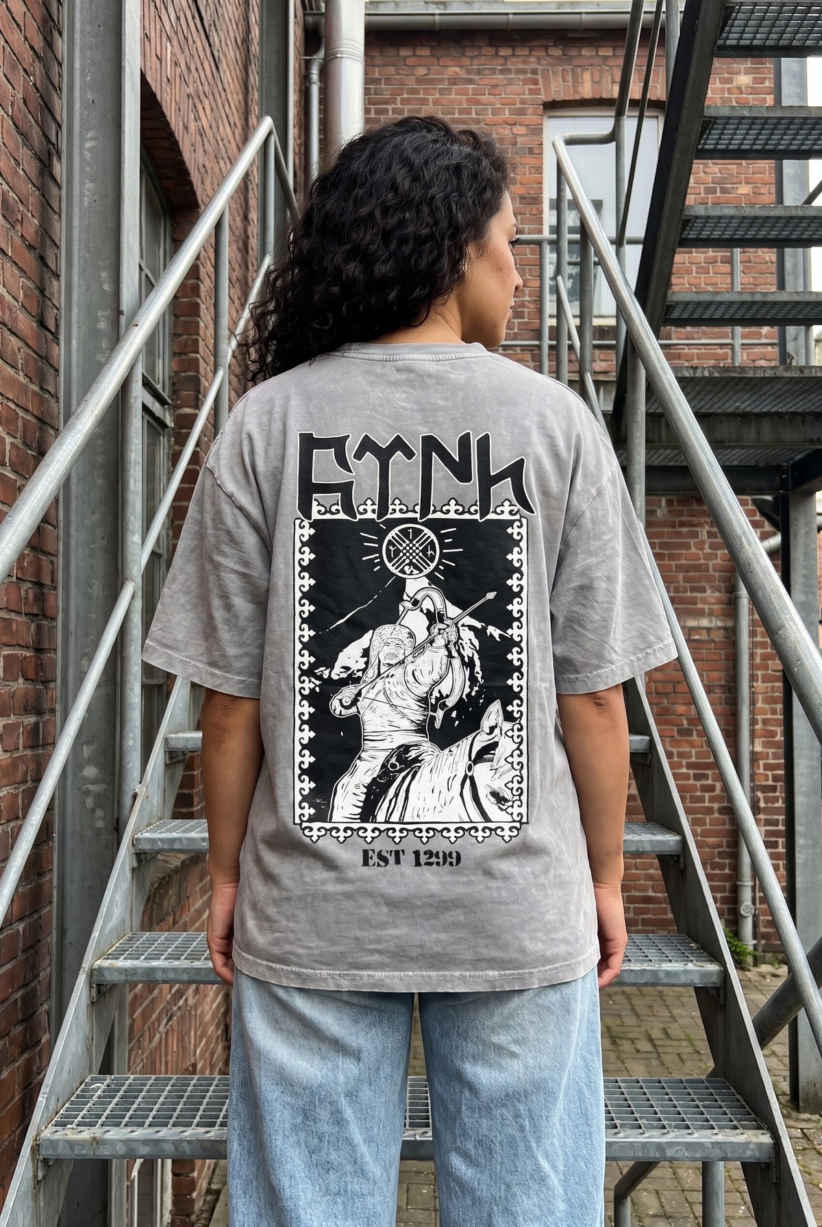 Göktürk Orhun Washed T-Shirt in Washed Grey – Model-Foto Damen, Nahaufnahme Rückenprint
