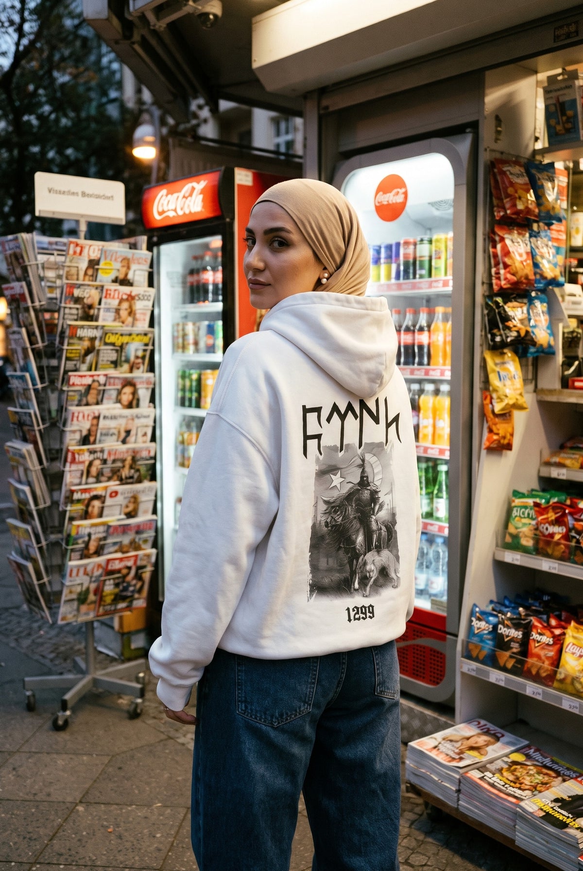 REALSTIL Göktürk Oversized Hoodie White – Model Damen