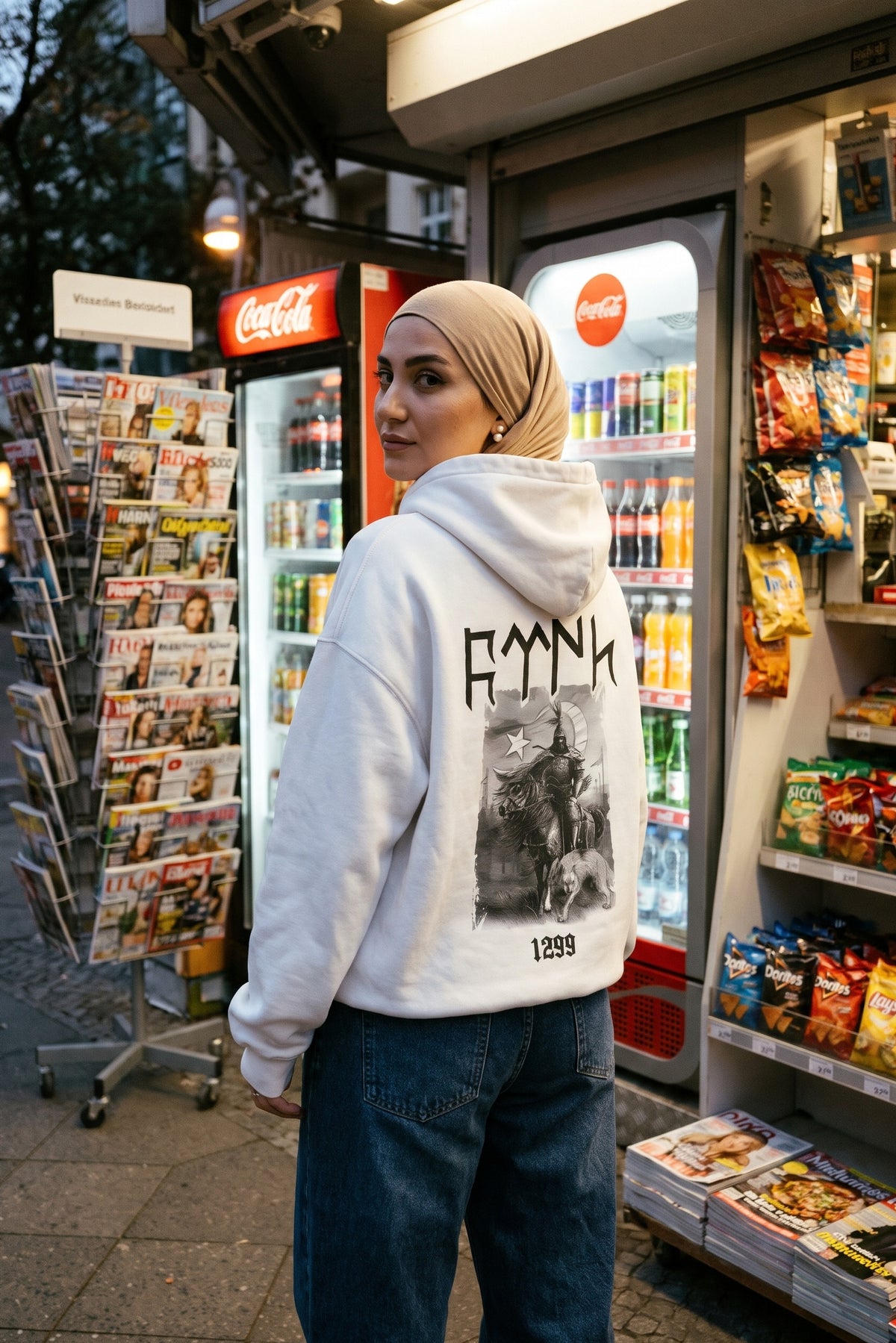 REALSTIL Göktürk Oversized Hoodie White – Model Damen