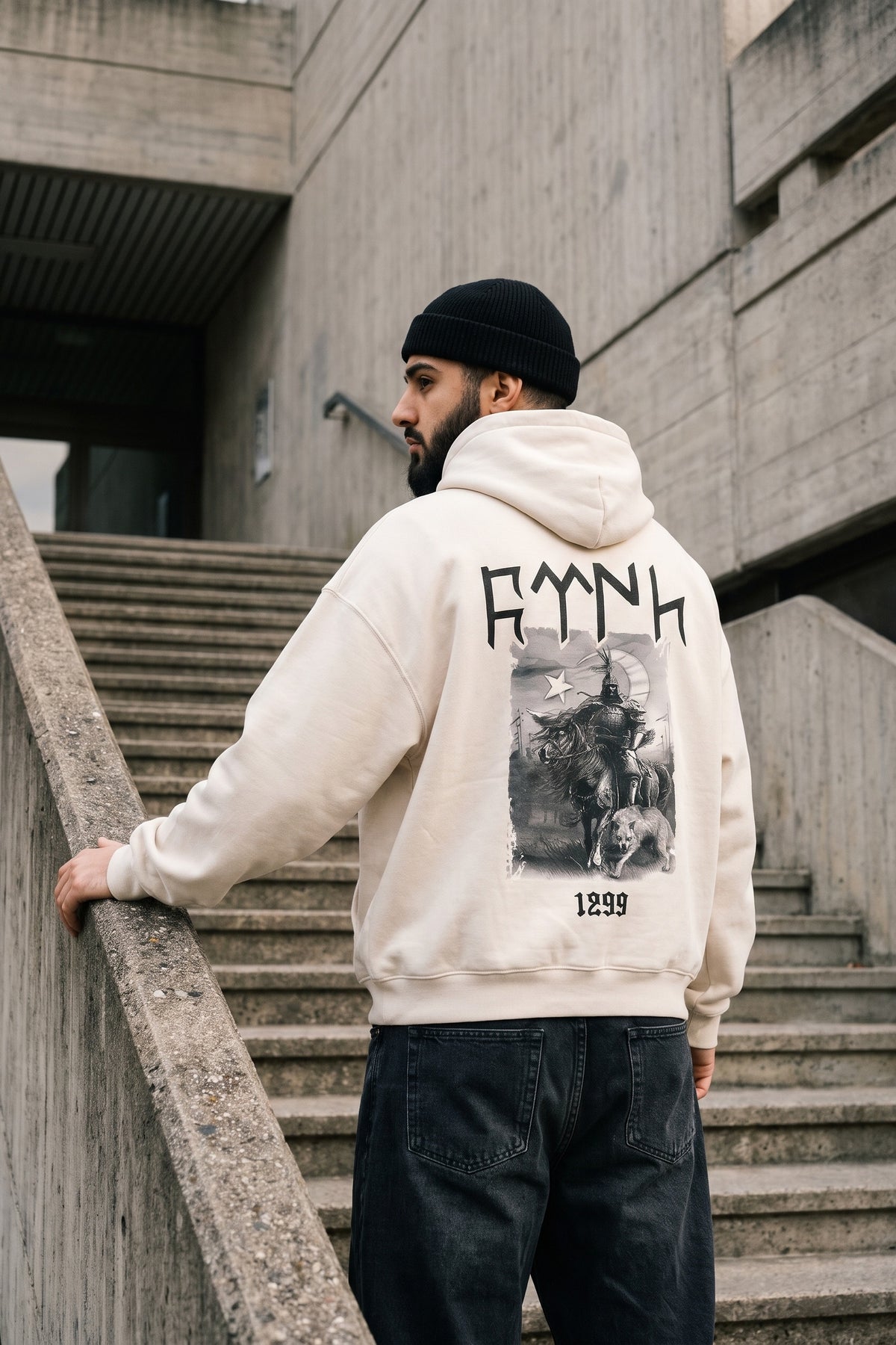 REALSTIL Göktürk Oversized Hoodie White Sand – Model Herren
