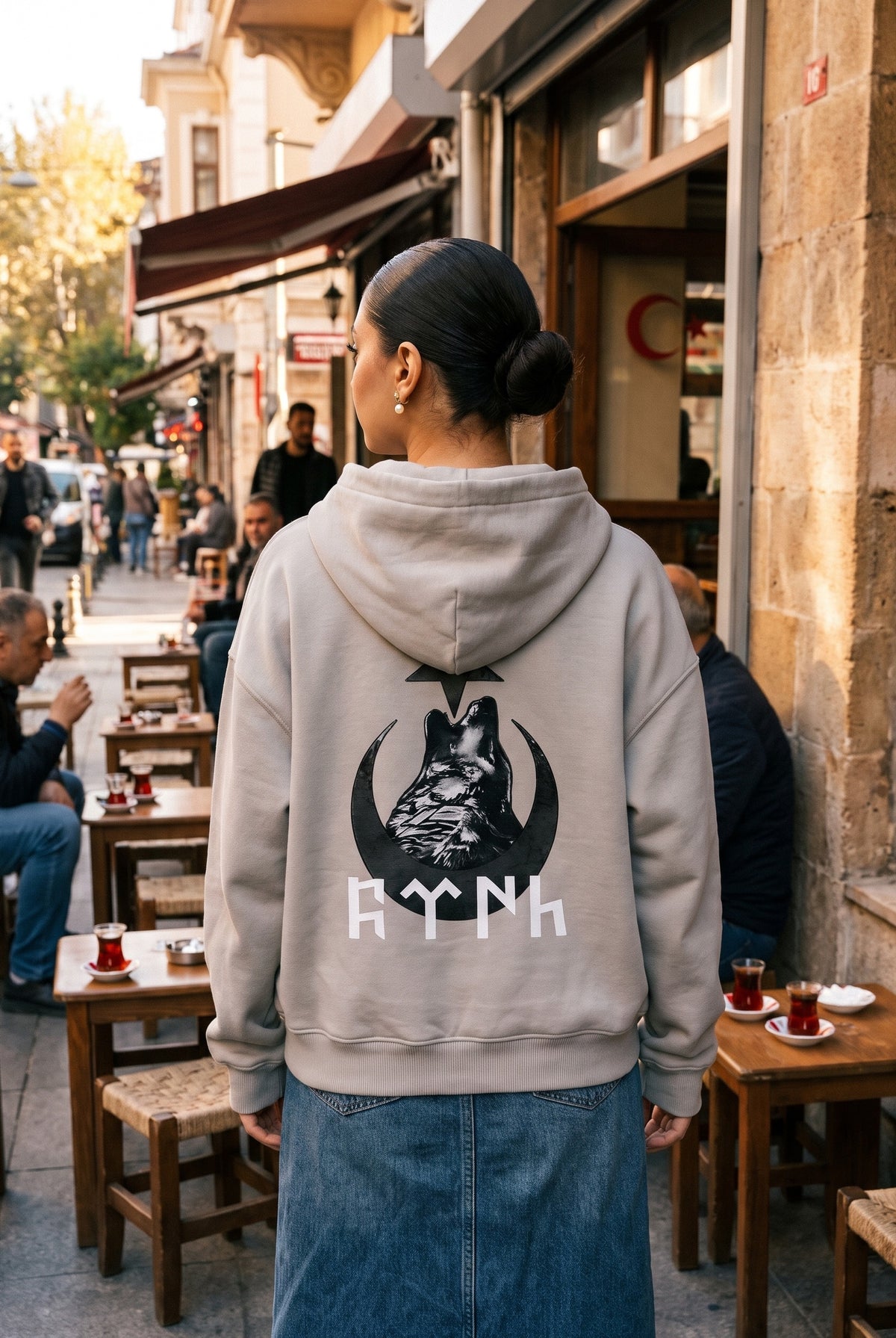 REALSTIL Göktürk Oversized Hoodie Light Asphalt – Model Damen