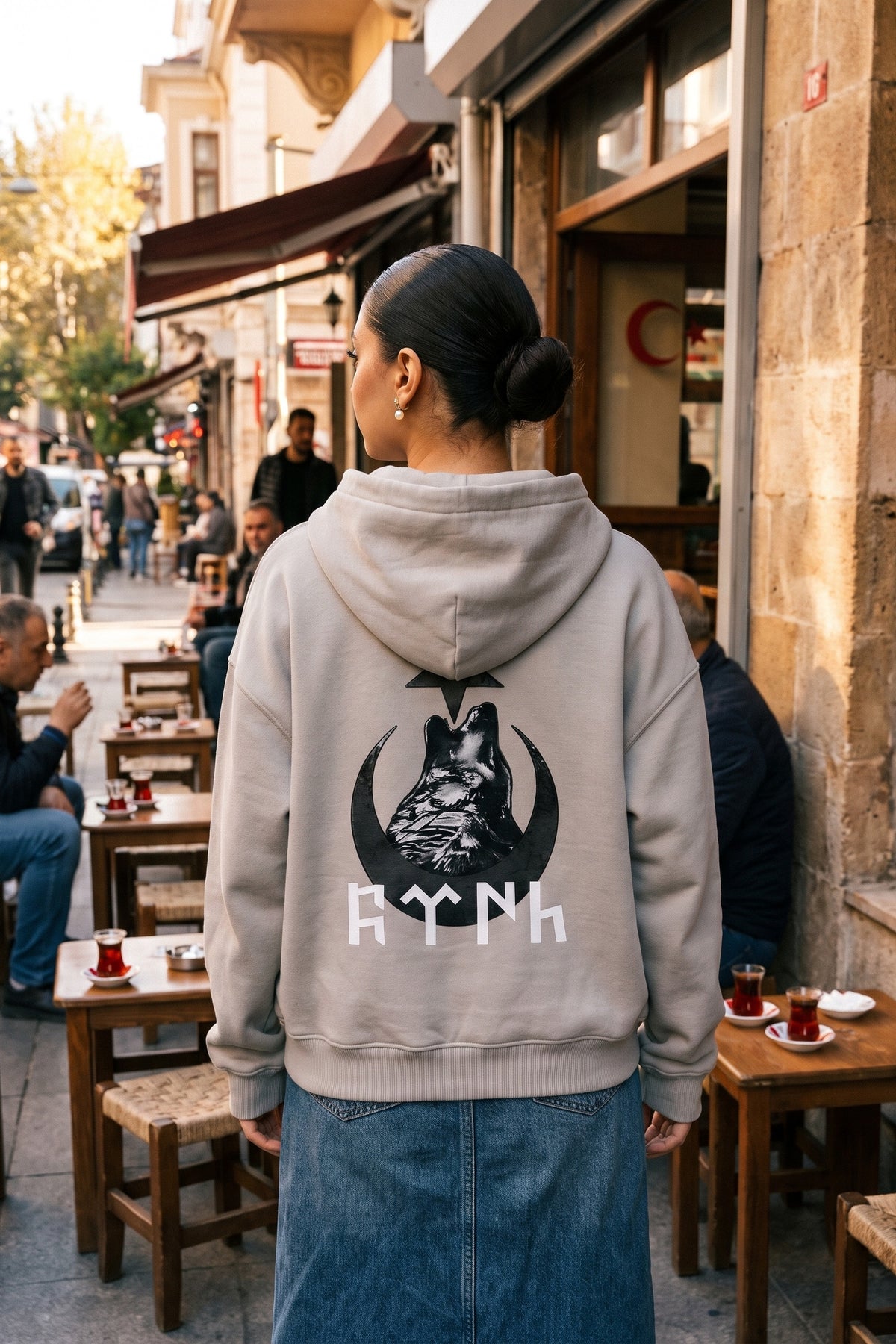 REALSTIL Göktürk Oversized Hoodie Light Asphalt – Model Damen