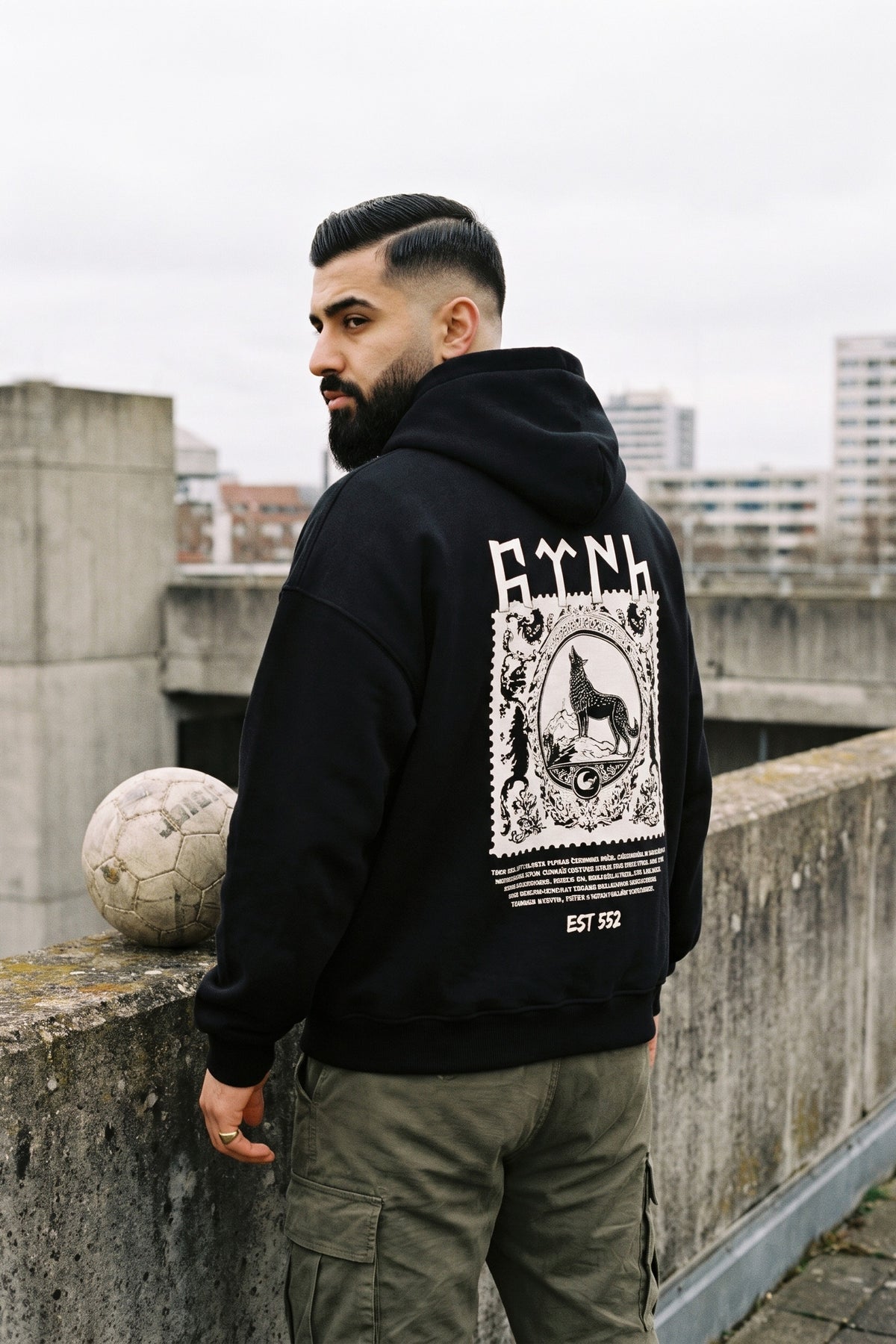 REALSTIL Göktürk Oversized Hoodie Black – Model Herren