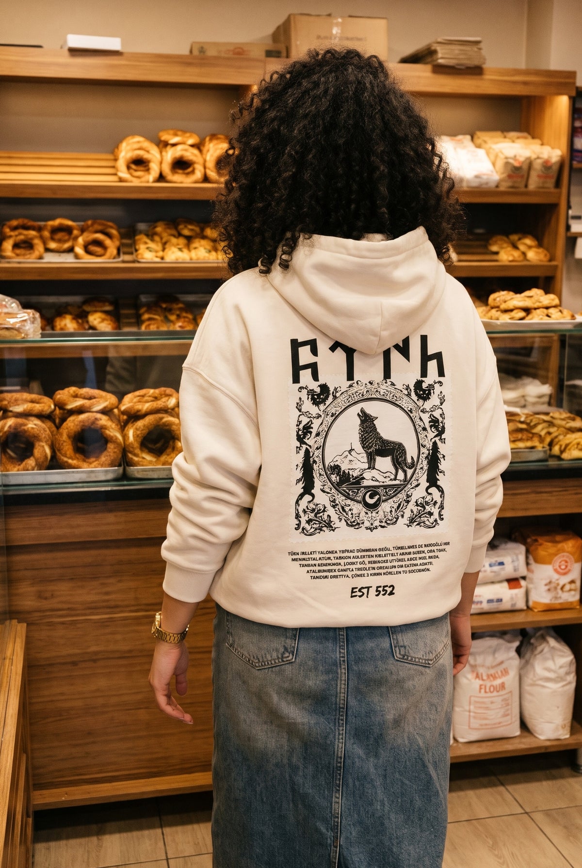 REALSTIL Göktürk Oversized Hoodie White Sand – Model Damen