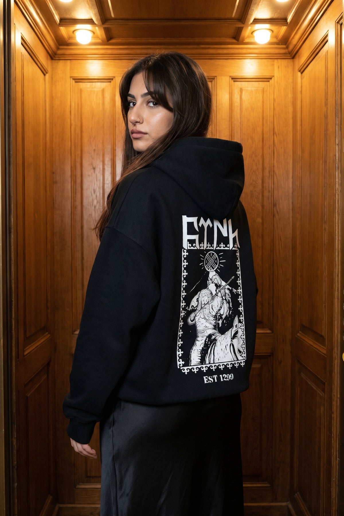REALSTIL Göktürk Oversized Hoodie Black – Model Damen