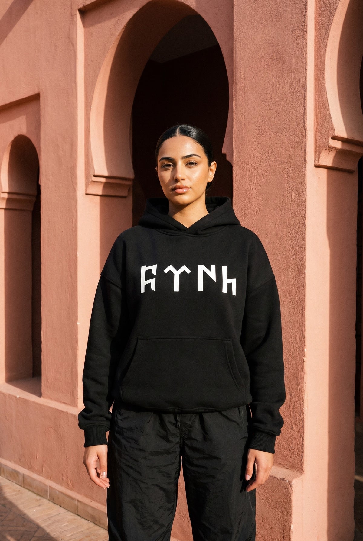 REALSTIL Göktürk Oversized Hoodie Black – Model Damen