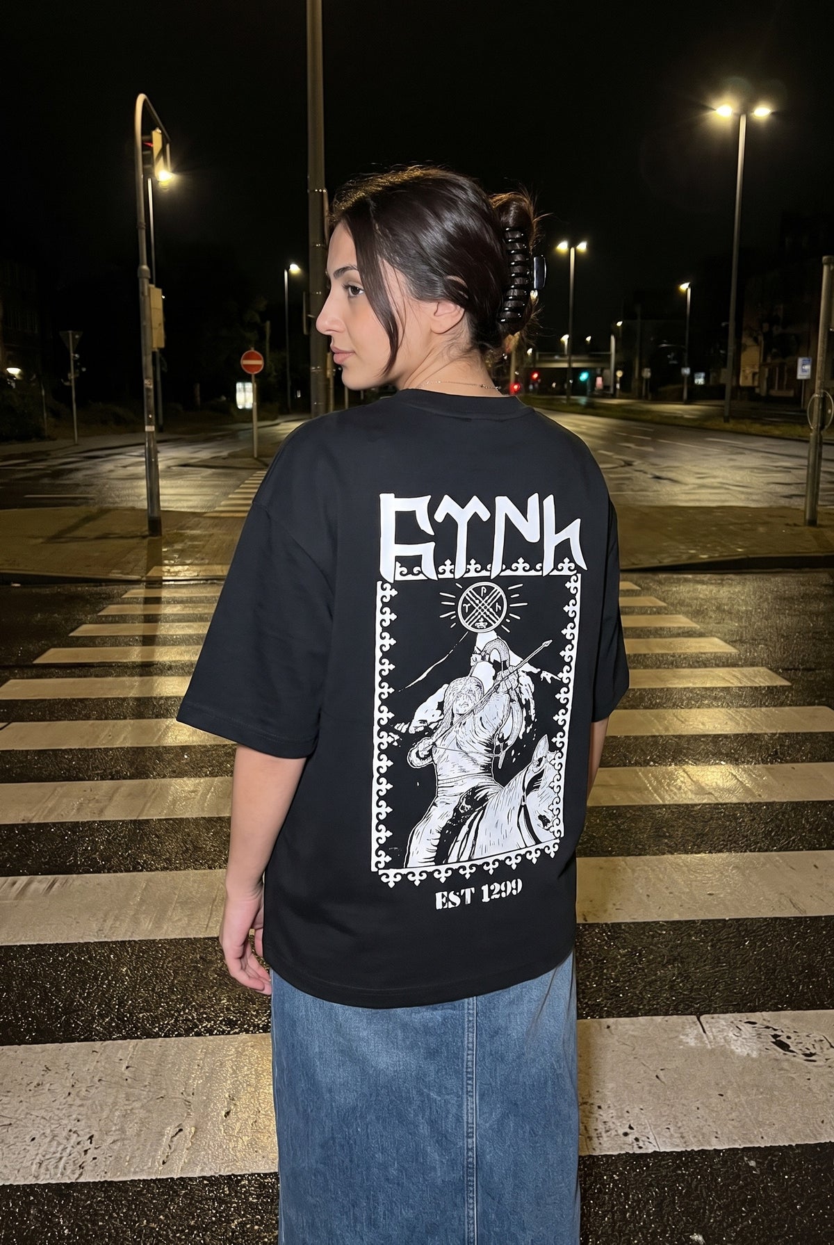 REALSTIL Göktürk Oversized T-Shirt Black – Model Damen