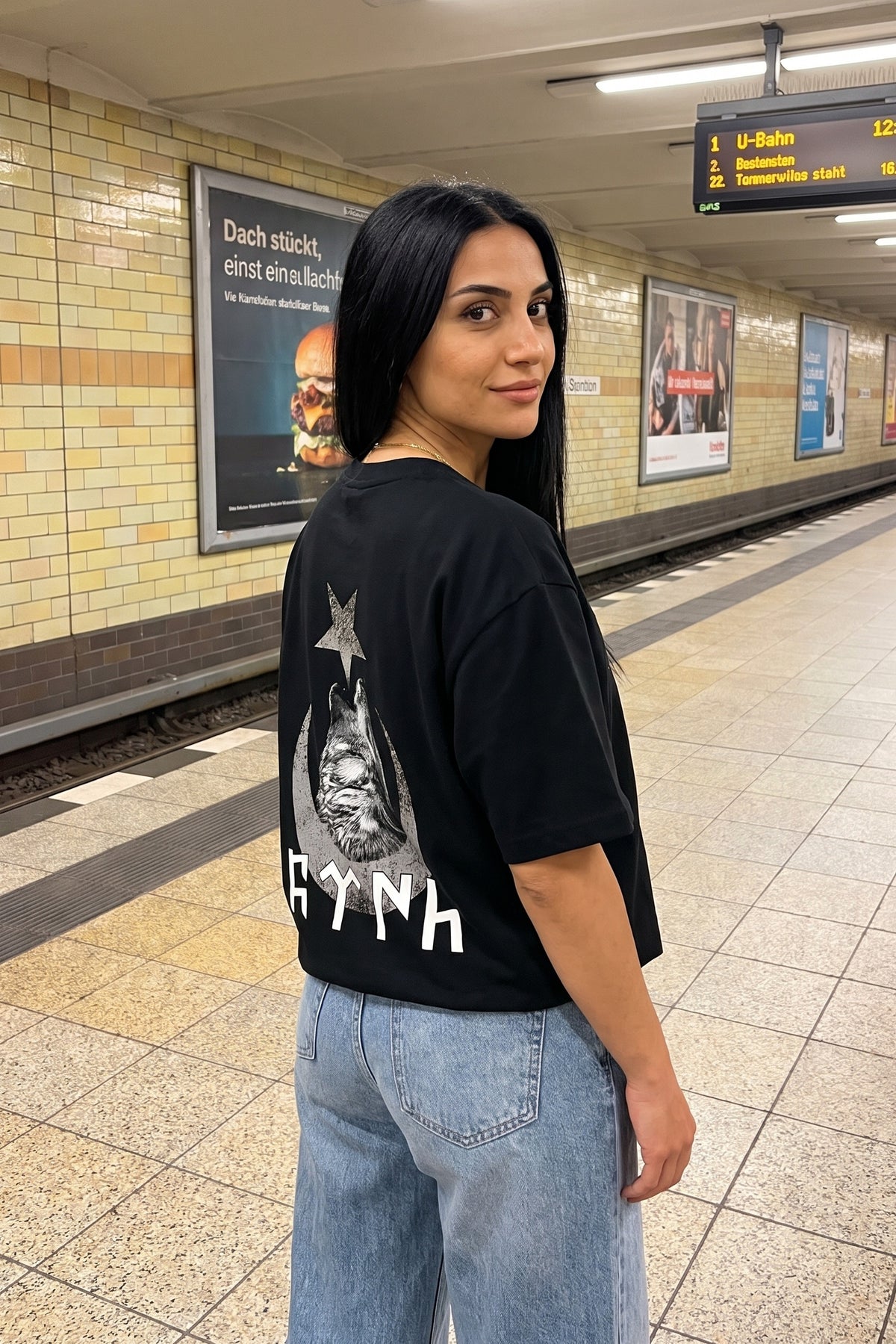 REALSTIL Göktürk Oversized T-Shirt Black – Model Damen