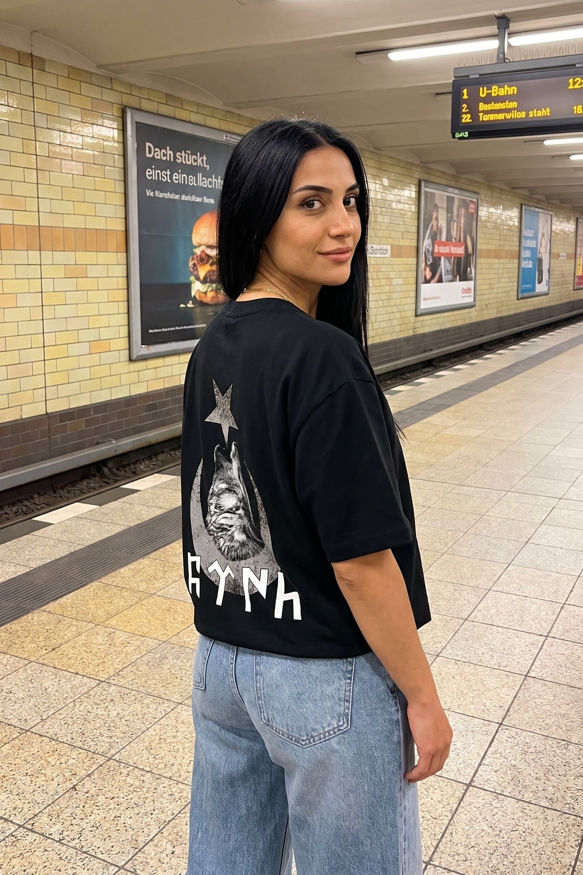 REALSTIL Göktürk Oversized T-Shirt Black – Model Damen
