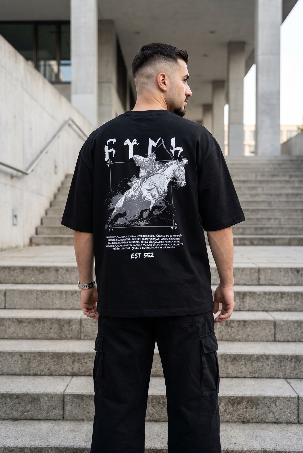 REALSTIL Göktürk Oversized T-Shirt Black – Model Herren