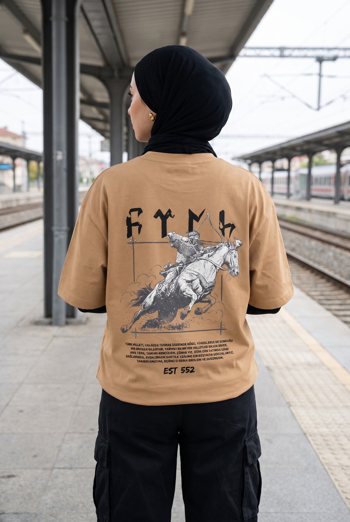 REALSTIL Göktürk Oversized T-Shirt Amber – Model Damen