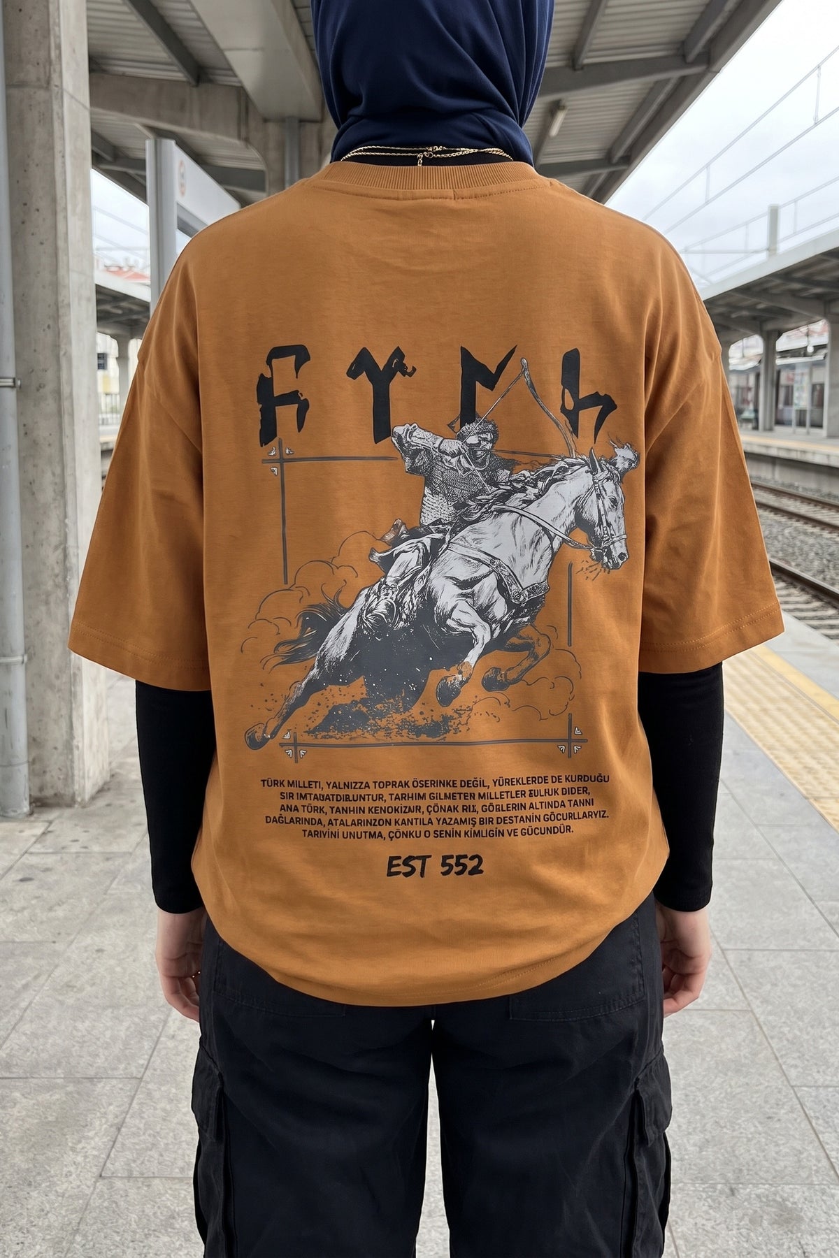 REALSTIL Göktürk Oversized T-Shirt Amber – Model Damen