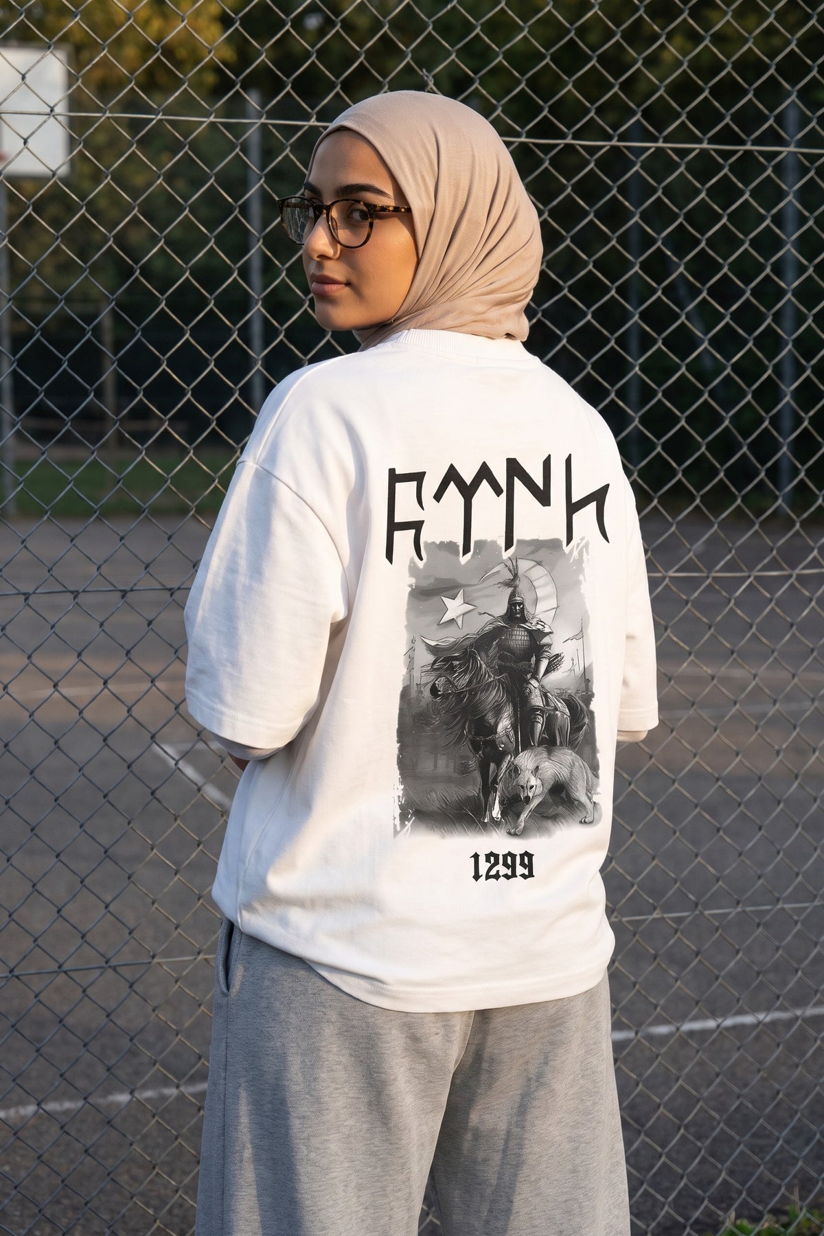 REALSTIL Göktürk Oversized T-Shirt White – Model Damen