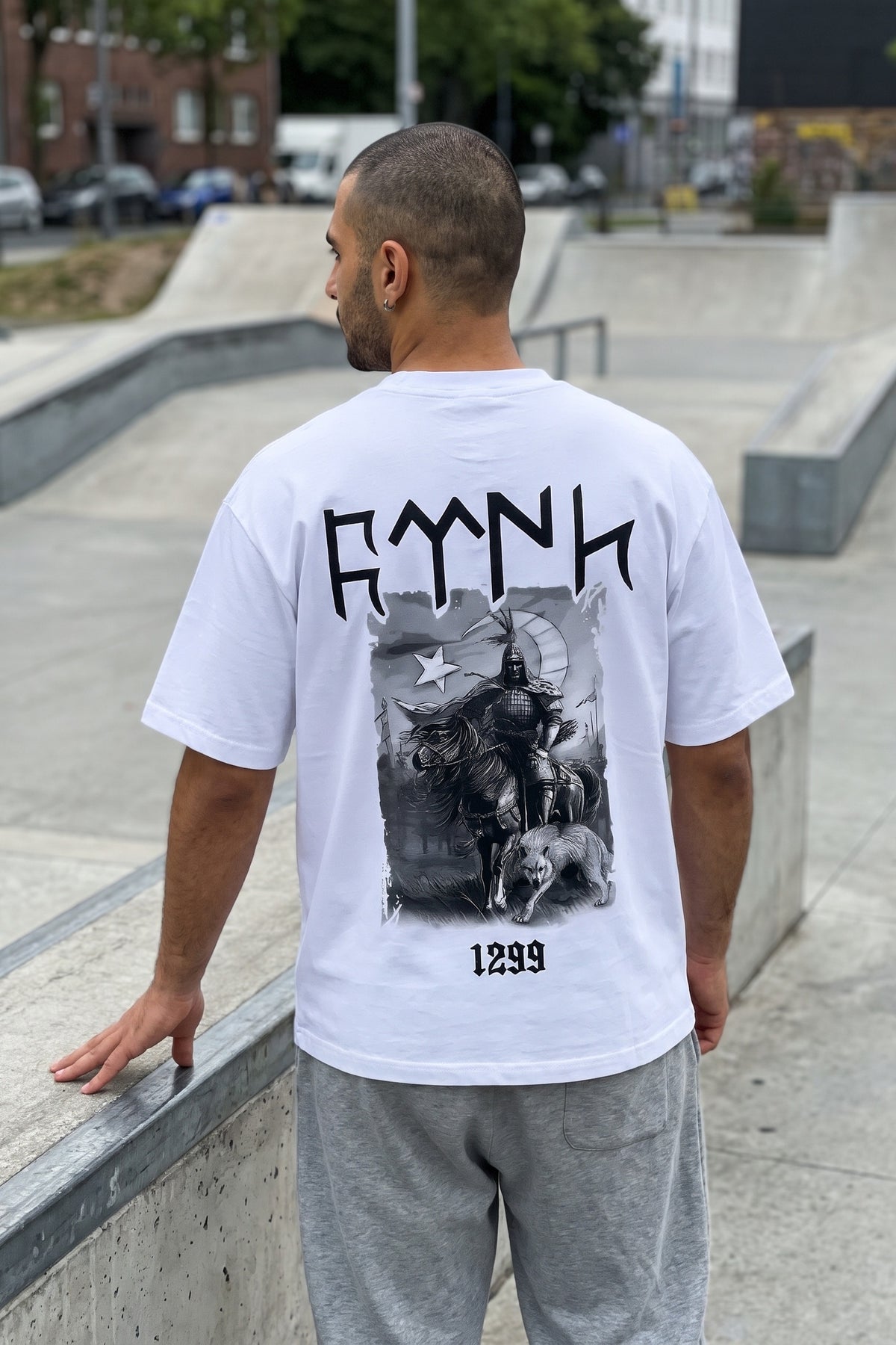 REALSTIL Göktürk Oversized T-Shirt White – Model Herren