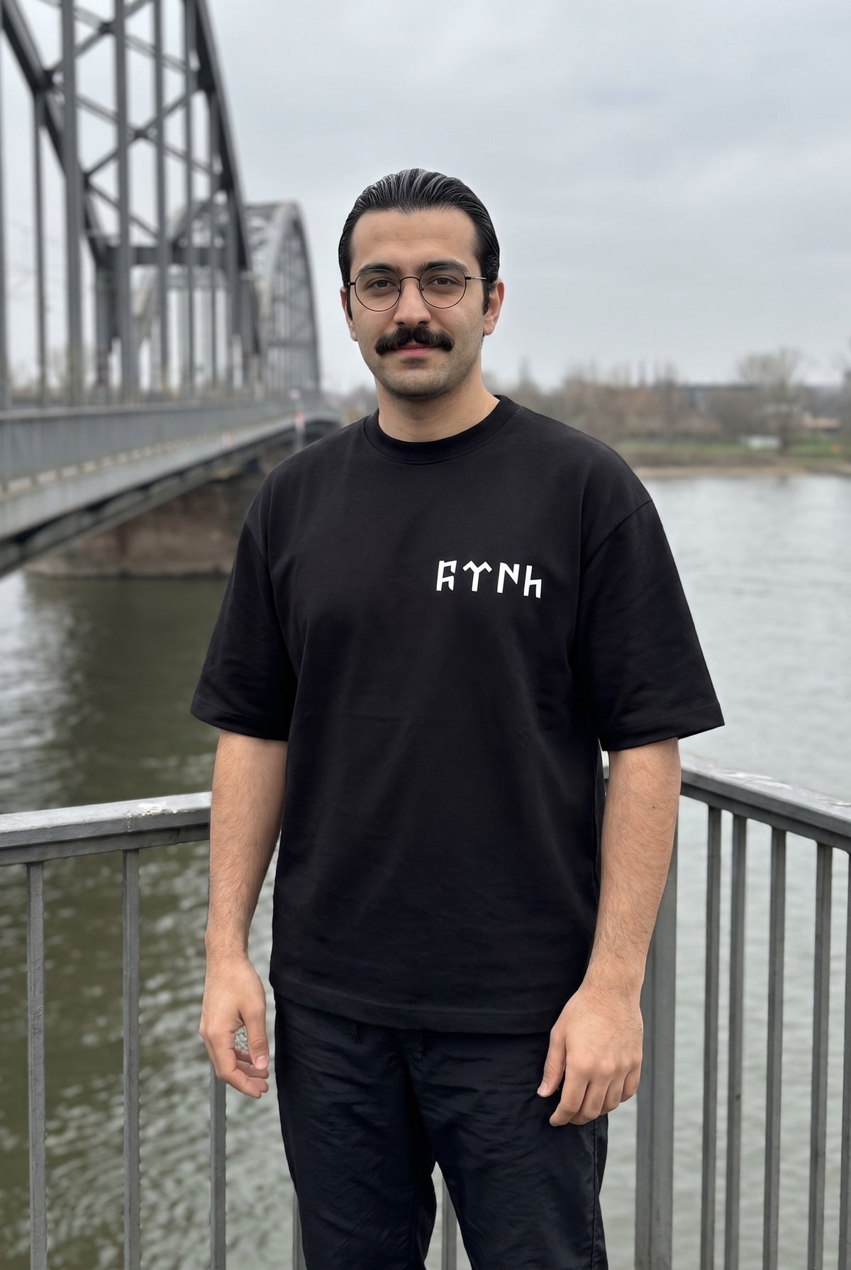 REALSTIL Göktürk Oversized T-Shirt Black – Model Herren