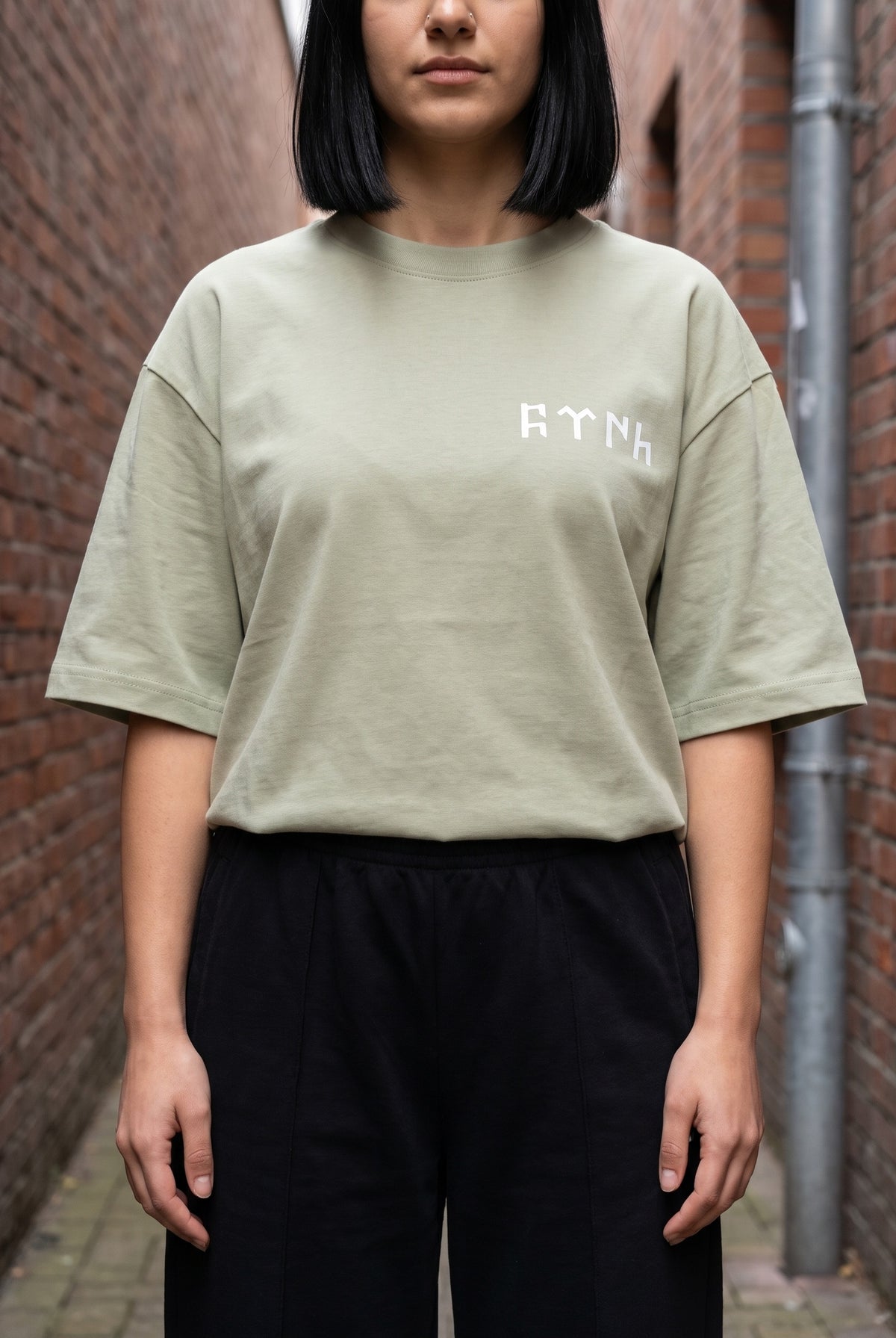 REALSTIL Göktürk Oversized T-Shirt Soft Salvia – Model Damen