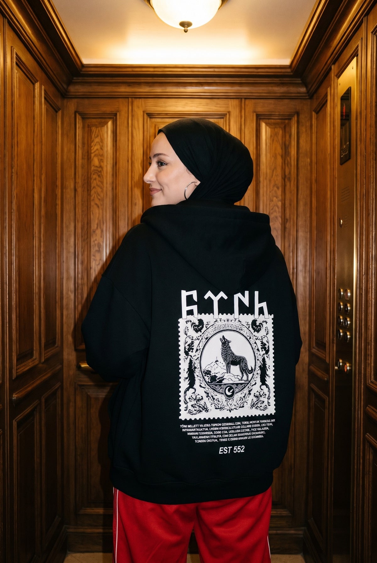 REALSTIL Göktürk Oversized Zipper Hoodie Black – Model Damen