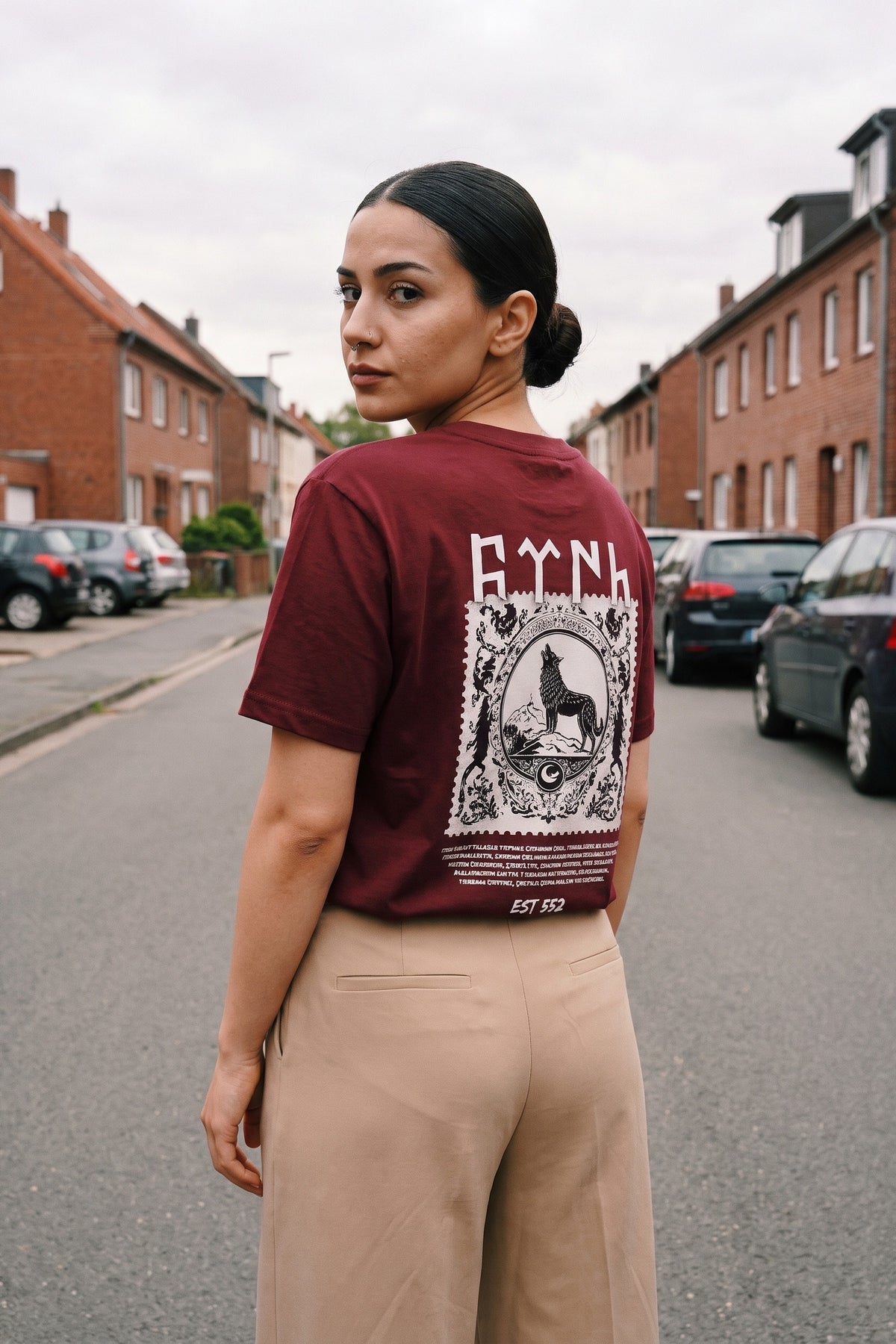 REALSTIL Göktürk Regular Fit T-Shirt Burgundy – Model Damen