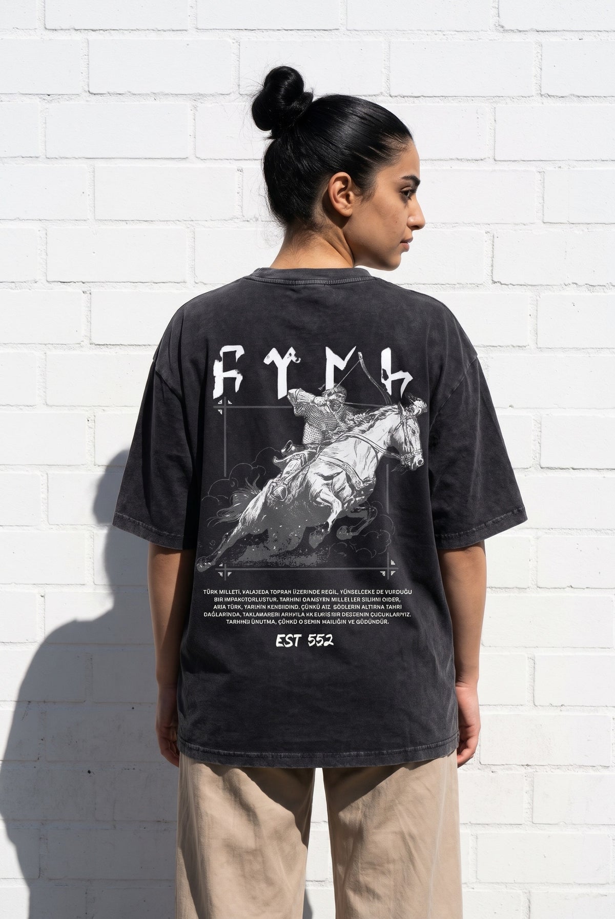 Göktürk Töre Washed T-Shirt in Washed Black – Model-Foto Damen, Rückenprint