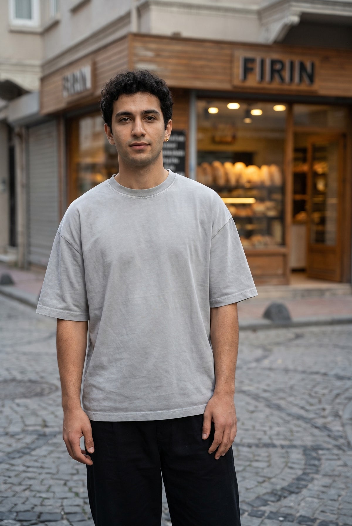 Göktürk Töre Washed T-Shirt in Washed Grey – Model-Foto Herren, schlichte Vorderseite