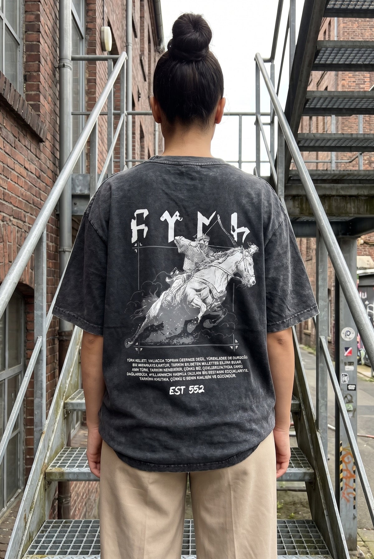 Göktürk Töre Washed T-Shirt in Washed Black – Model-Foto Damen, Nahaufnahme Rückenprint