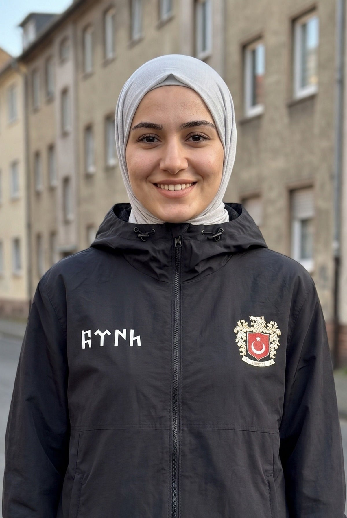 Göktürk Windbreaker in Schwarz – Model-Foto Damen mit Hijab