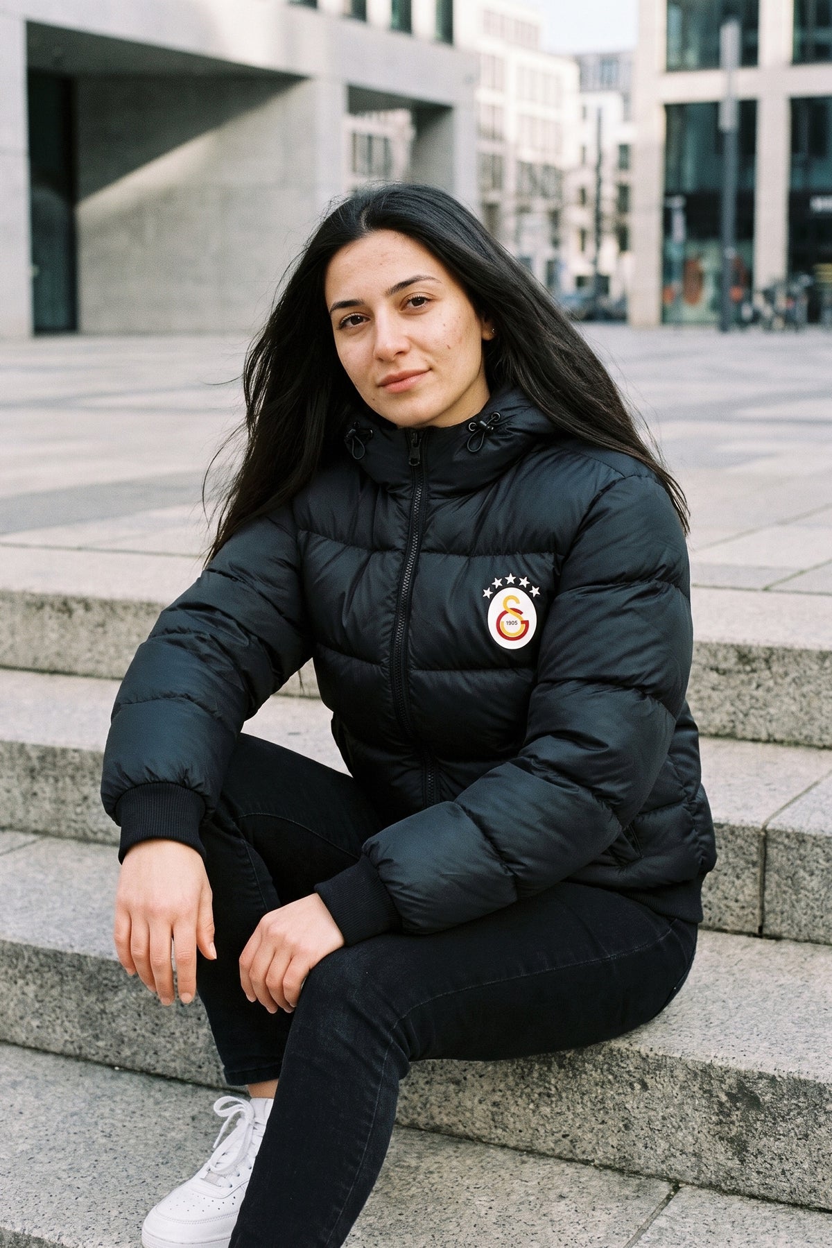 Galatasaray Steppjacke – Aslan in Schwarz – Model-Foto Damen
