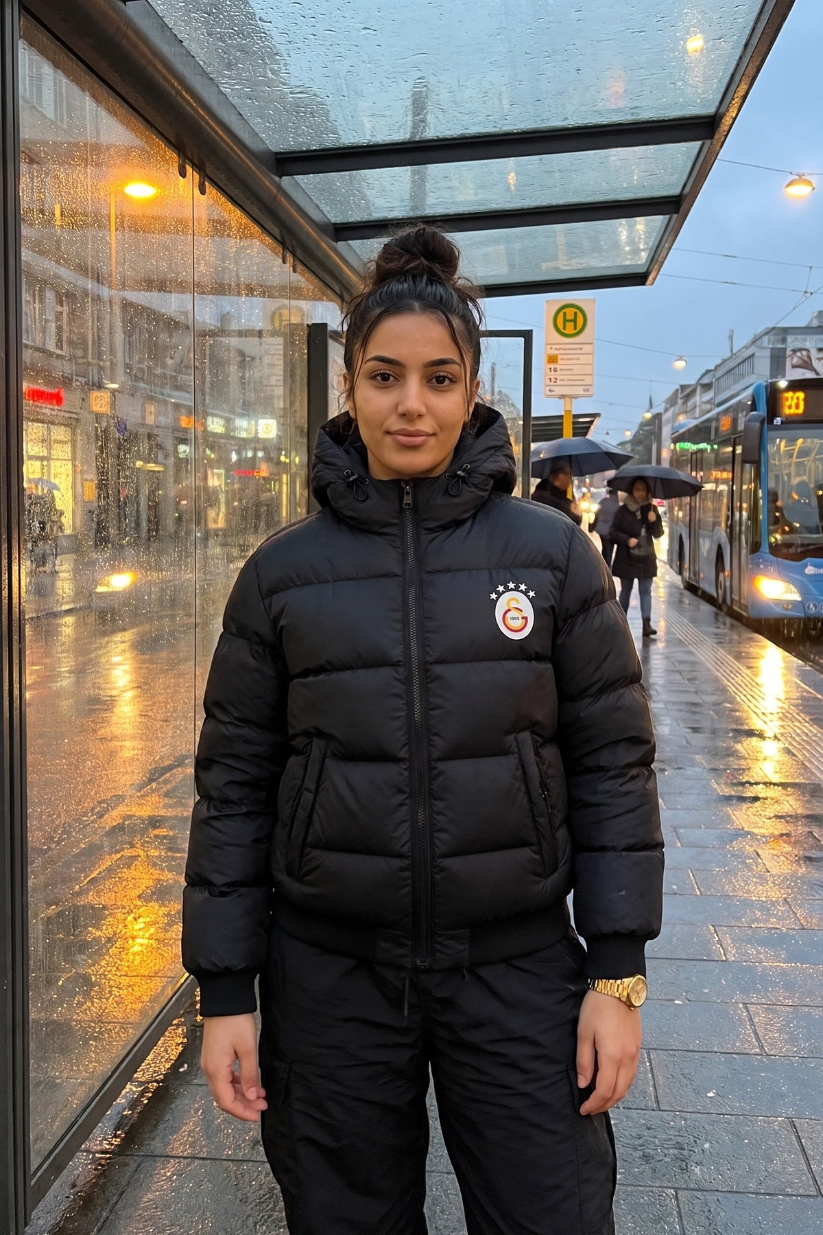 Galatasaray Steppjacke – Aslan in Schwarz – Model-Foto Damen