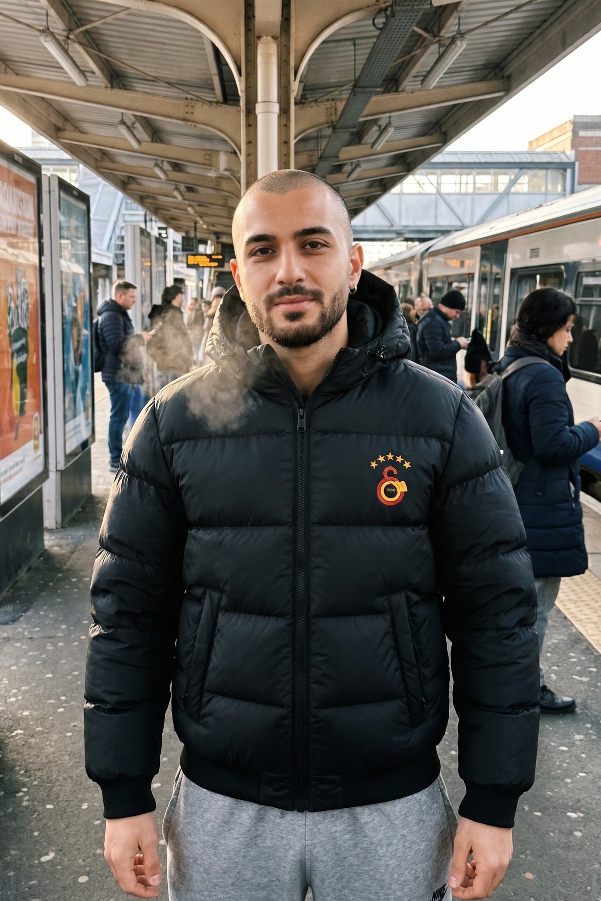 Galatasaray Steppjacke – Cimbom in Schwarz – Model-Foto Damen mit Hijab