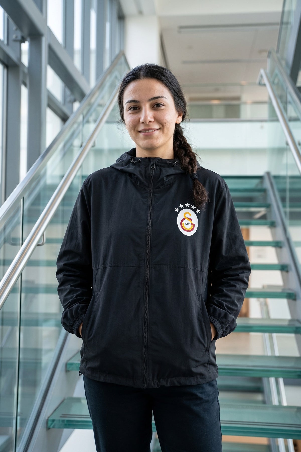 Galatasaray Windbreaker Wappen in Schwarz – Model-Foto Damen
