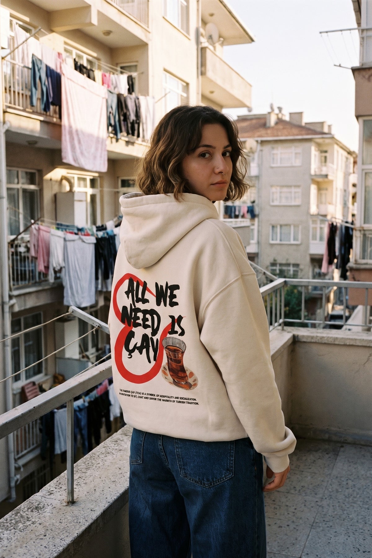 REALSTIL Need Çay Oversized Hoodie White Sand – Model Damen