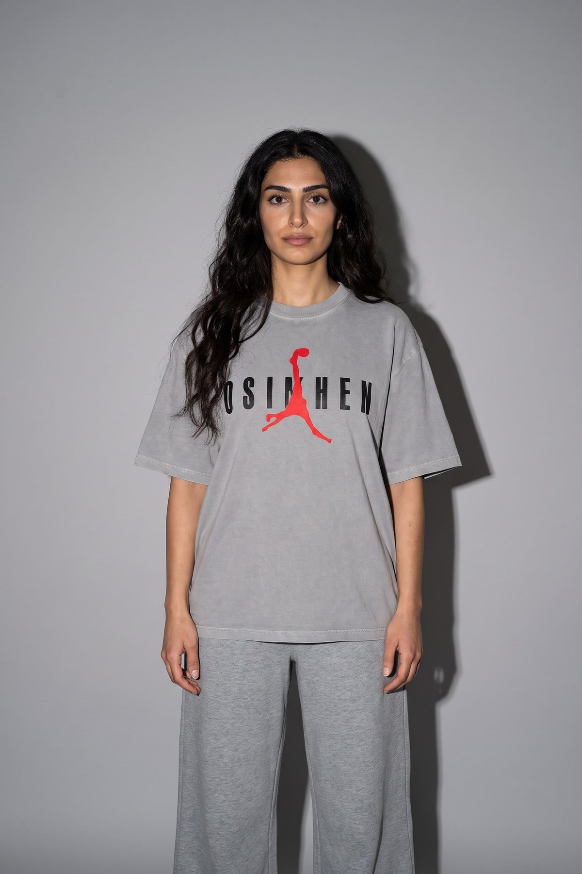 Osimhen Washed T-Shirt in Washed Grey – Model-Foto Damen, Frontprint