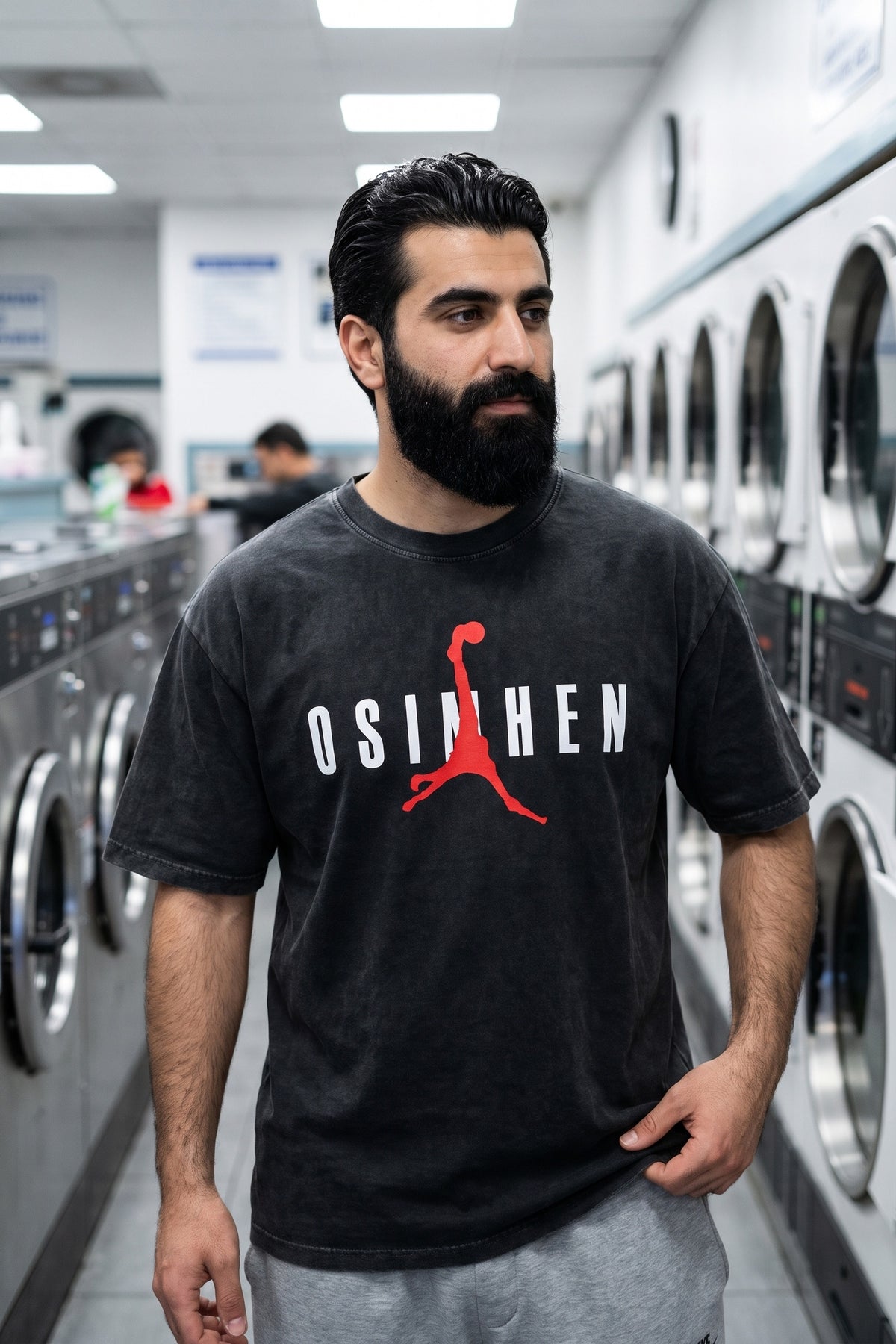 Osimhen Washed T-Shirt in Washed Black – Model-Foto Herren, Nahaufnahme Frontprint