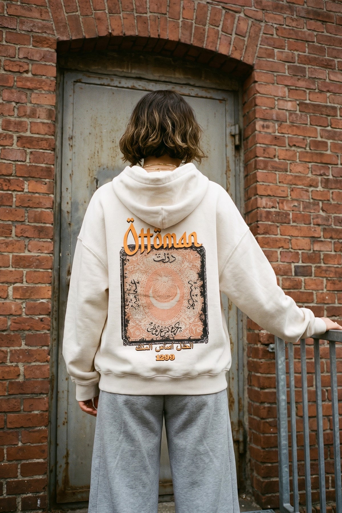 REALSTIL Ottoman Oversized Hoodie White Sand – Model Damen